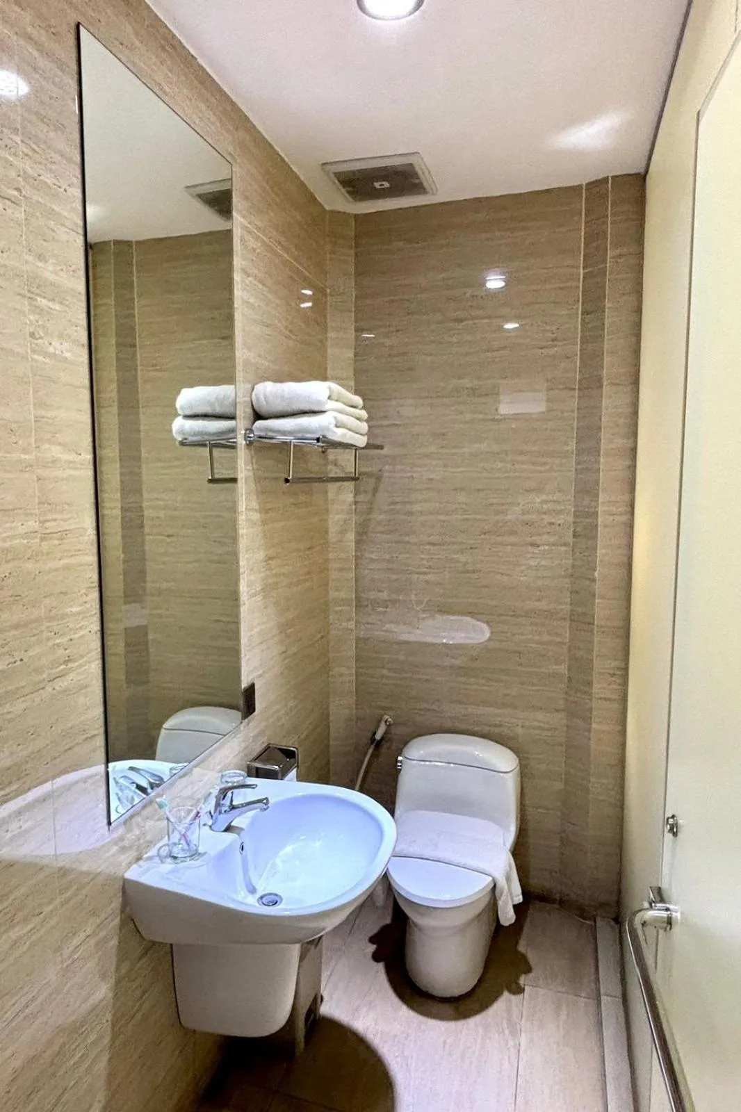 Bathroom in Thong's Inn Hotel Kualanamu