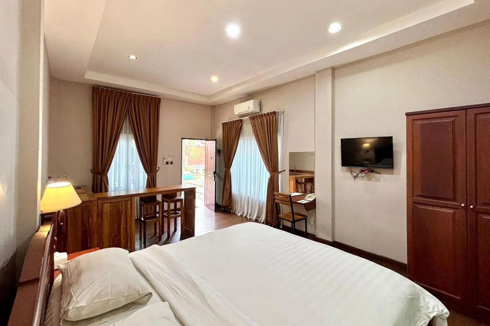 Bed in Thong's Inn Hotel Kualanamu