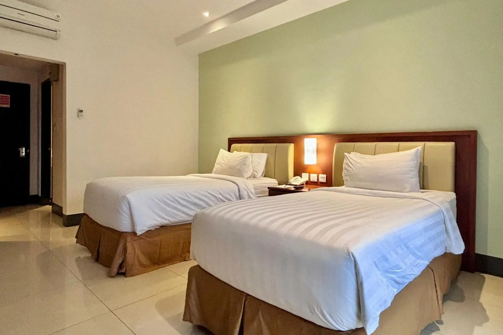 Bed in Thong's Inn Hotel Kualanamu