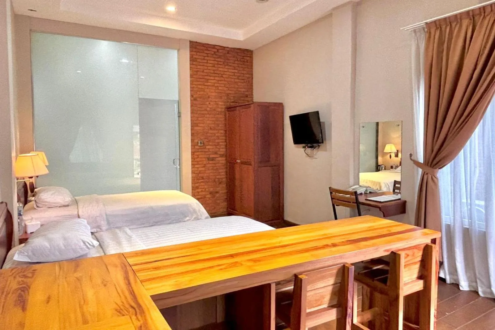 Bed in Thong's Inn Hotel Kualanamu