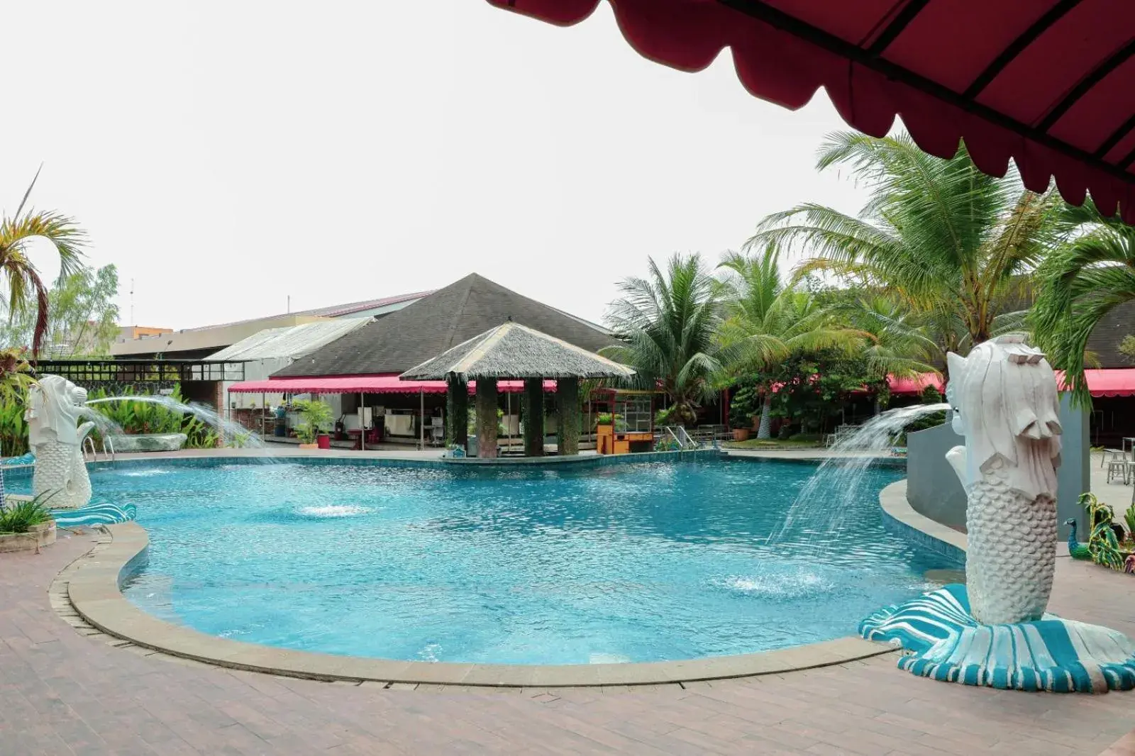 Pool view in Thong's Inn Hotel Kualanamu Pool view in Thong's Inn Hotel Kualanamu