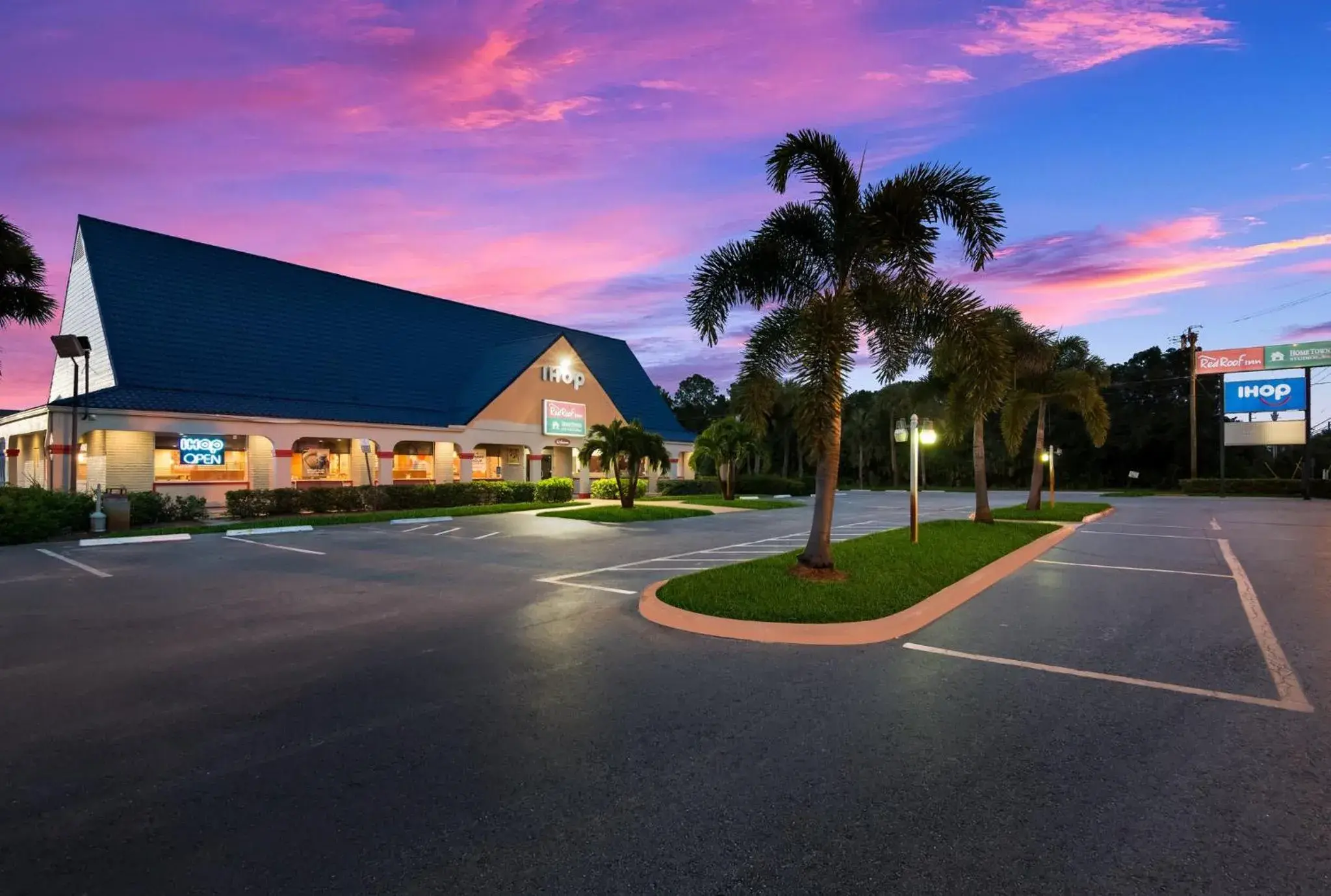 Property building in Red Roof Inn Vero Beach - I-95 Property building in Red Roof Inn Vero Beach - I-95