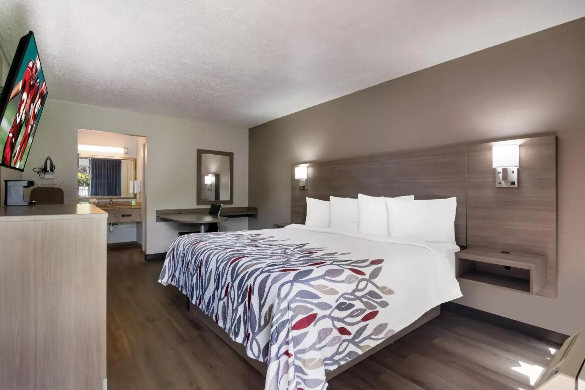 Superior King Room Non-Smoking in Red Roof Inn Vero Beach - I-95 Superior King Room Non-Smoking in Red Roof Inn Vero Beach - I-95