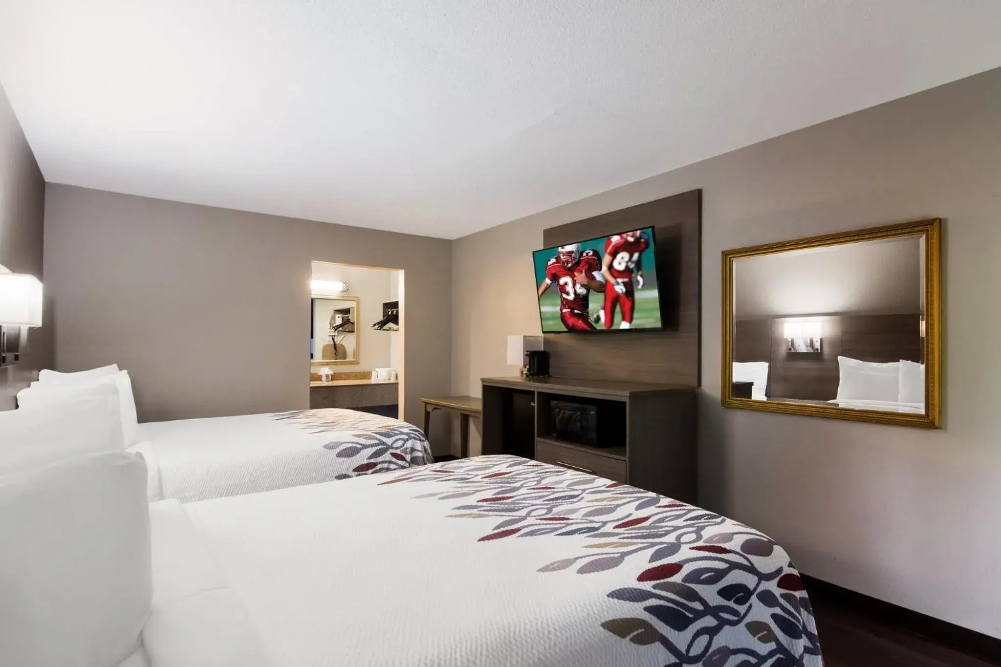 Bedroom, Bed in Red Roof Inn Vero Beach - I-95 Bedroom, Bed in Red Roof Inn Vero Beach - I-95