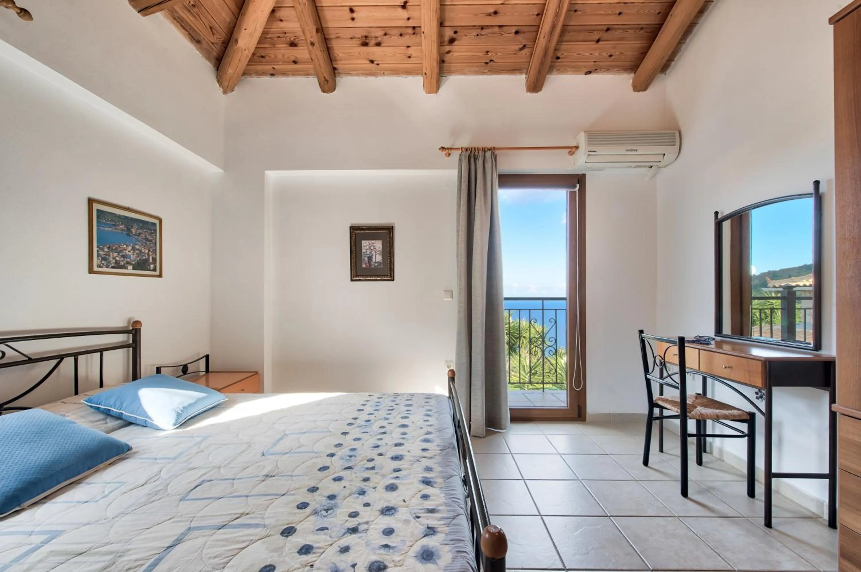 Photo of the whole room, Bed in Villa Socrates