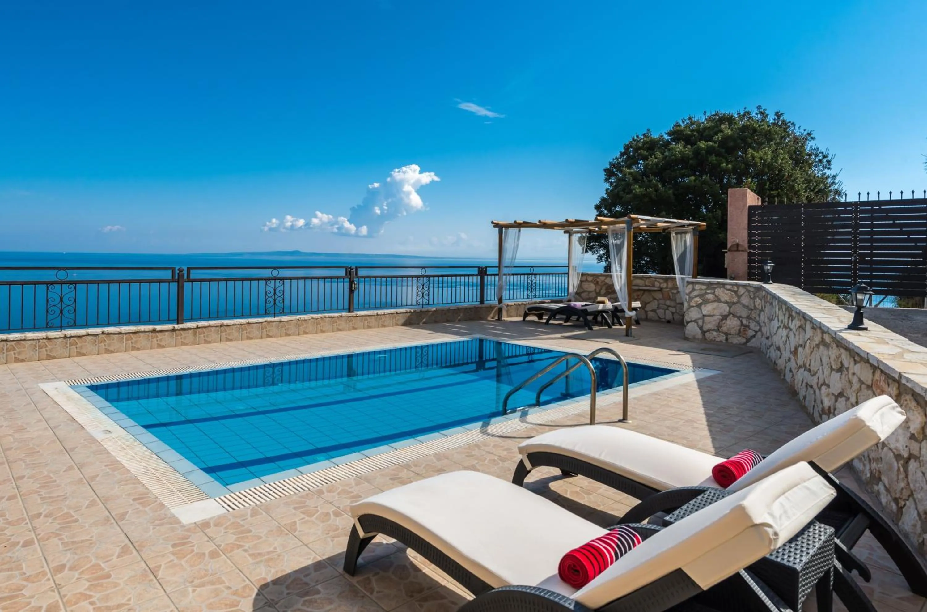 Swimming pool in Villa Socrates