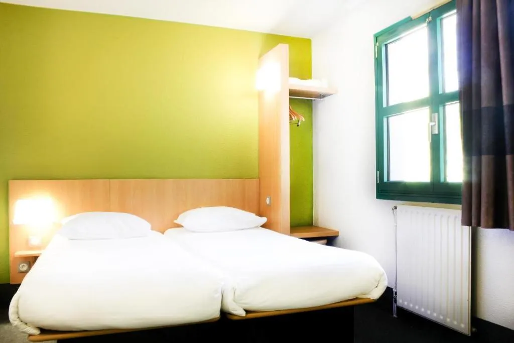 Bedroom, Bed in Hotel Inn design Vierzon