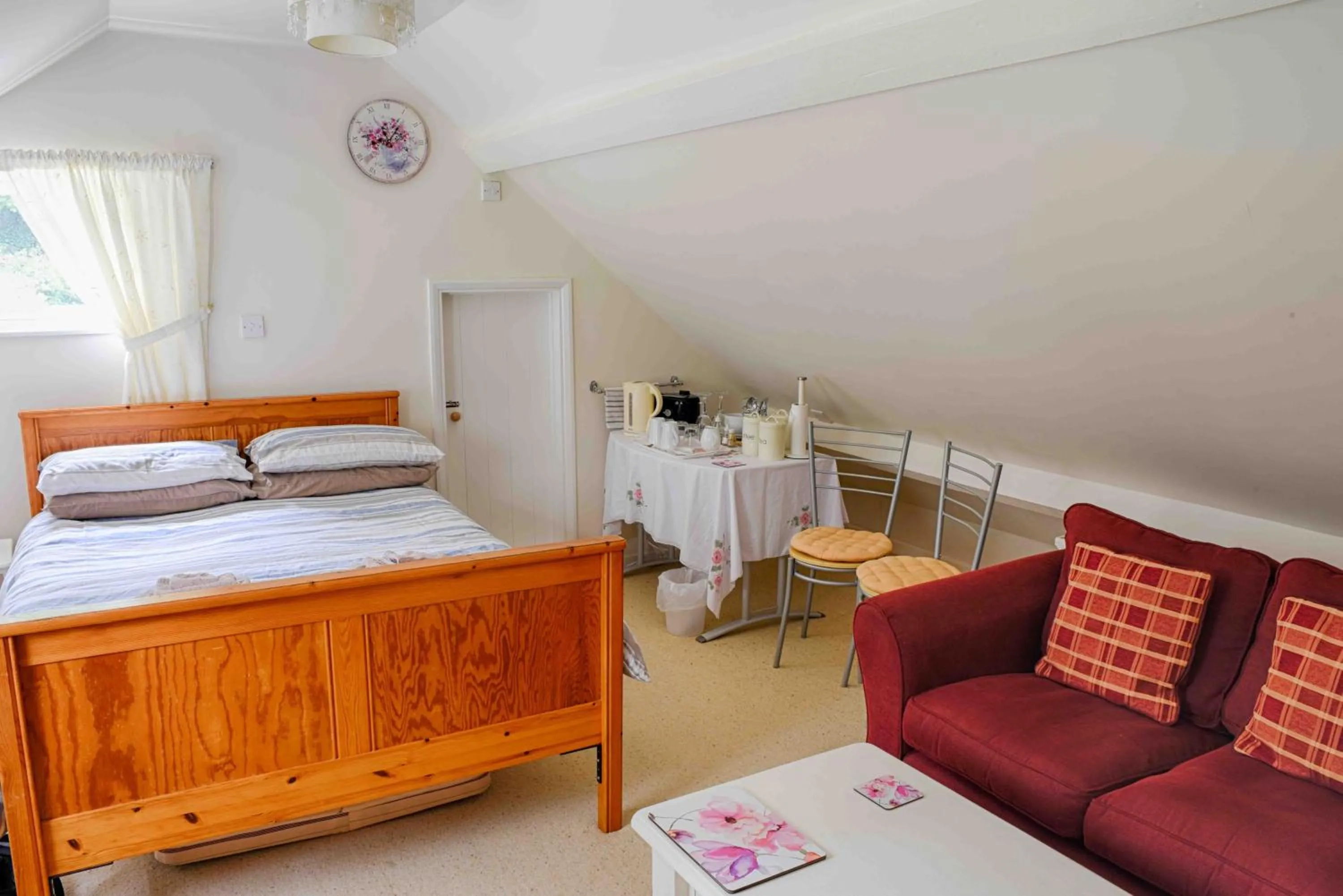 Photo of the whole room in Smallholding Retreat