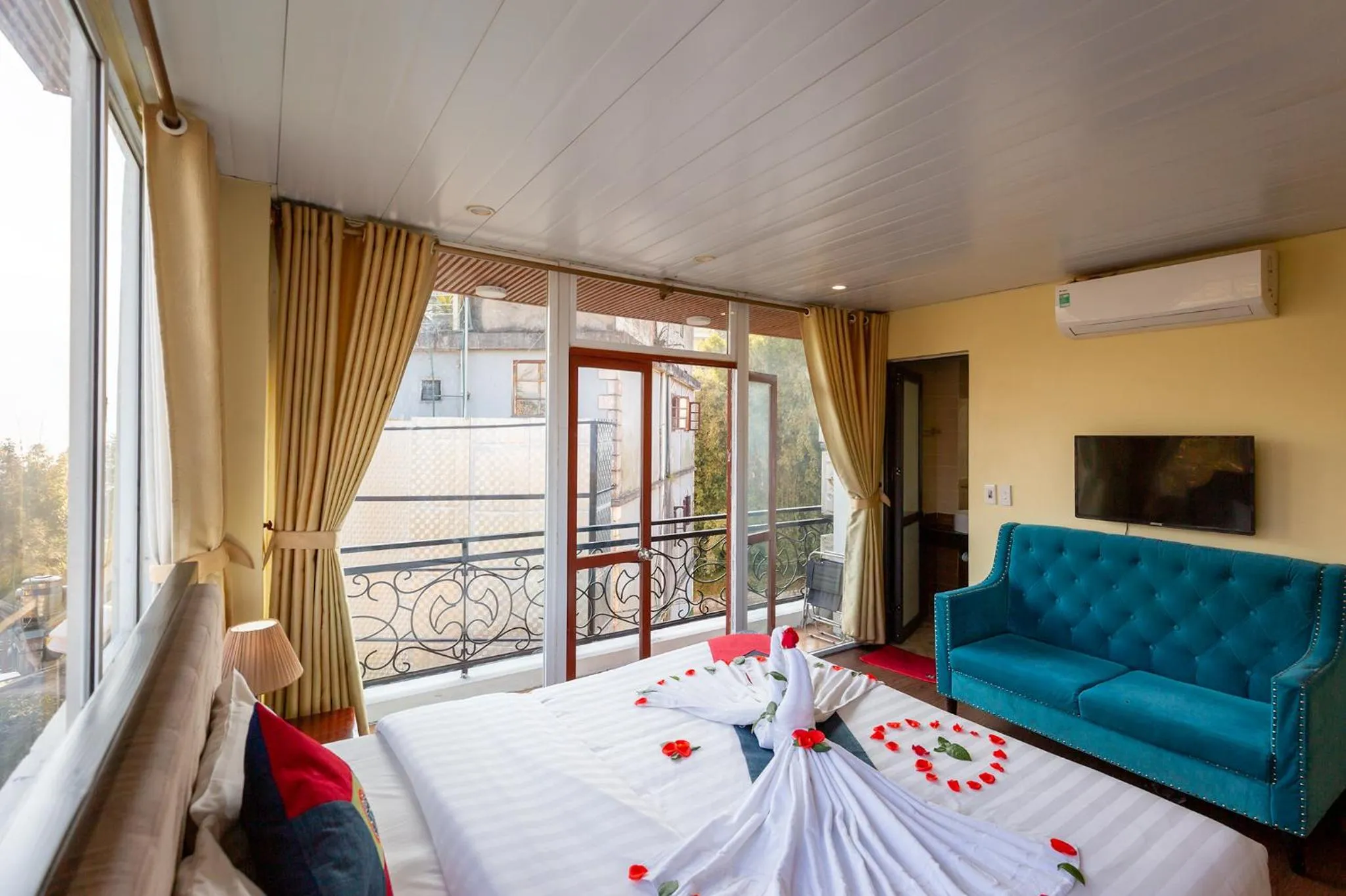 Balcony/Terrace, Bed in Sapa Hidden Gem Hotel & Spa