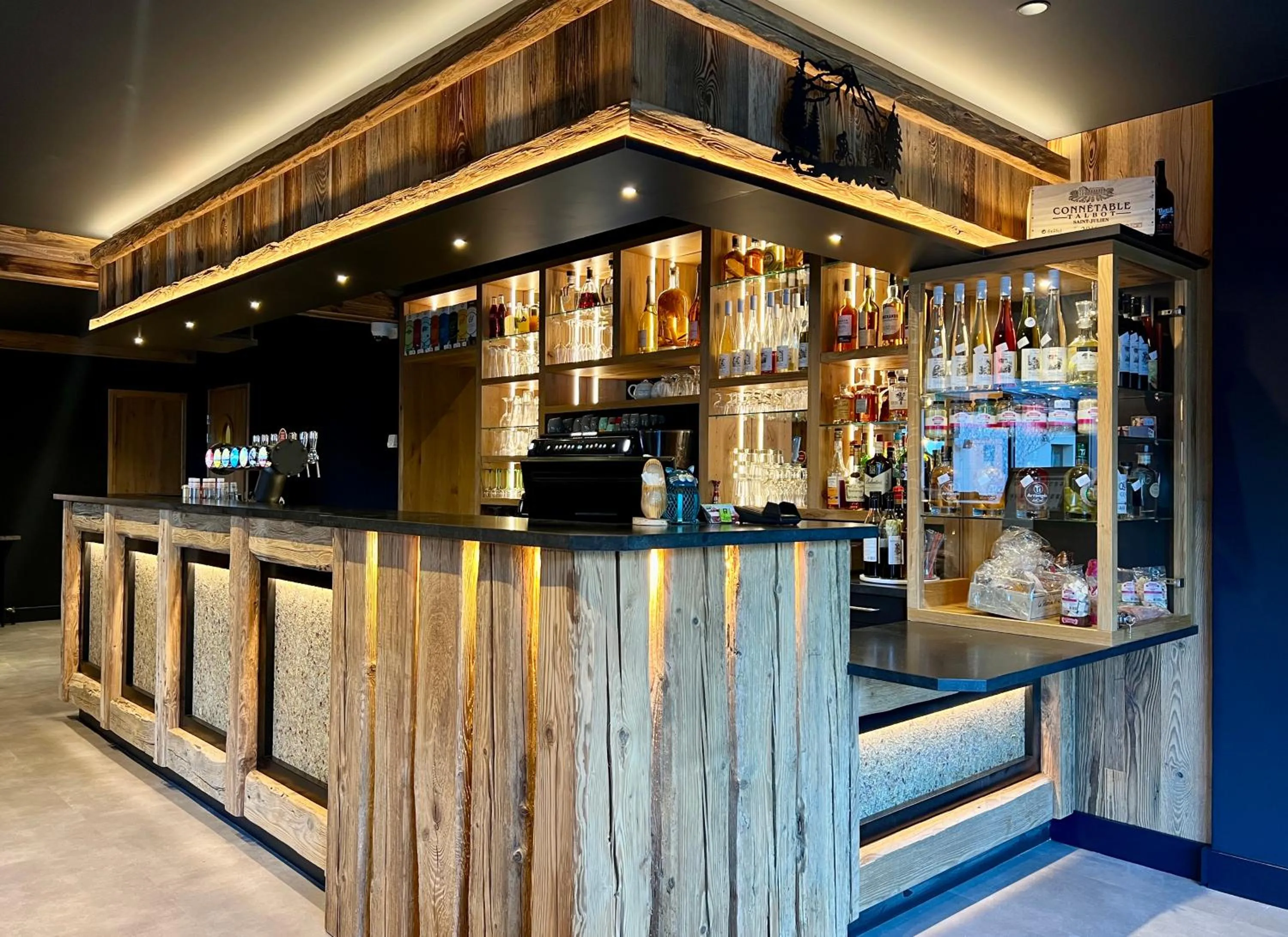 Lounge or bar in LOGIS HÔTEL, CHALETS et RESTAURANT LES CHATELMINÉS