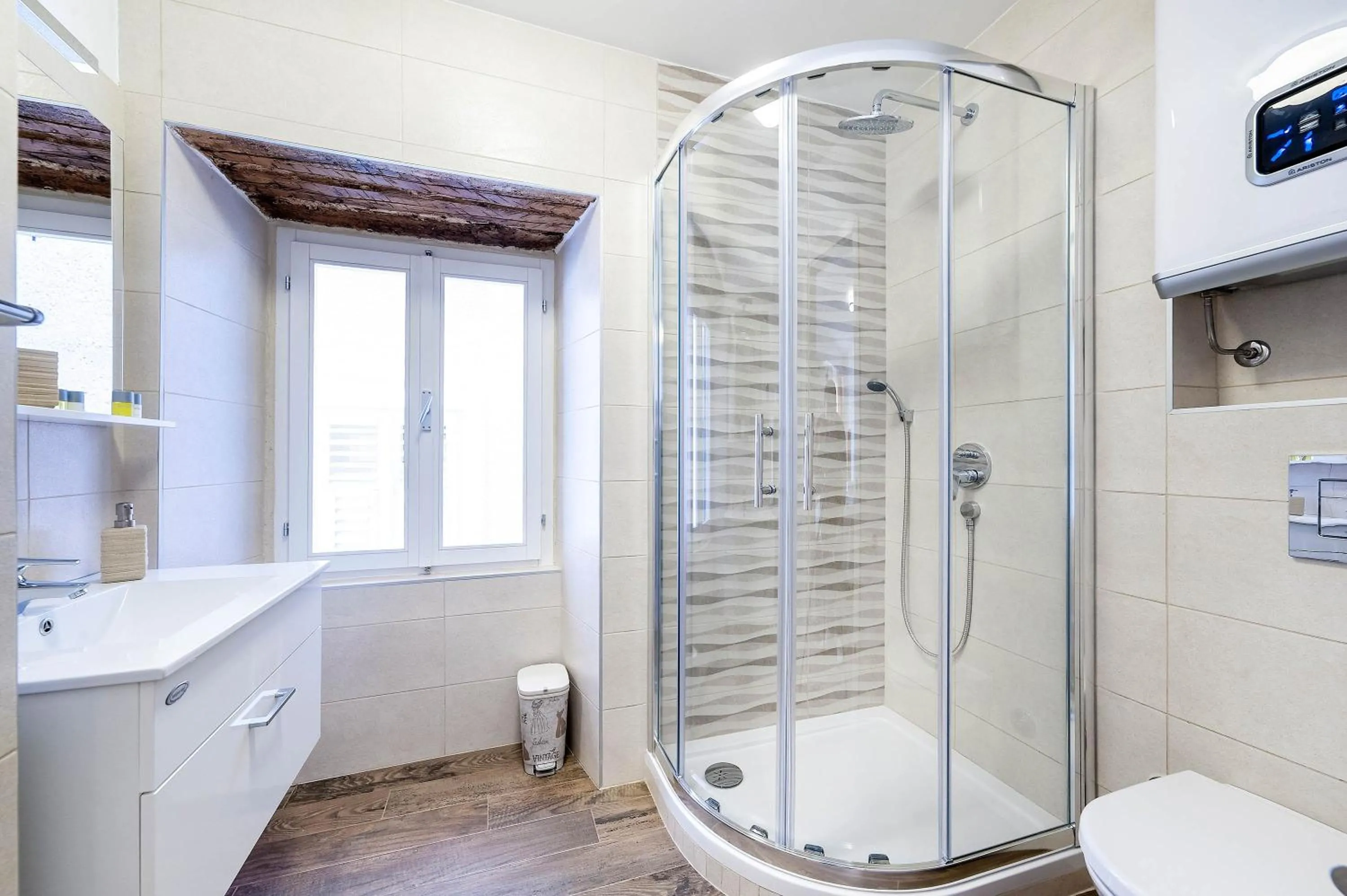 Shower in Rialto luxury rooms and apartments