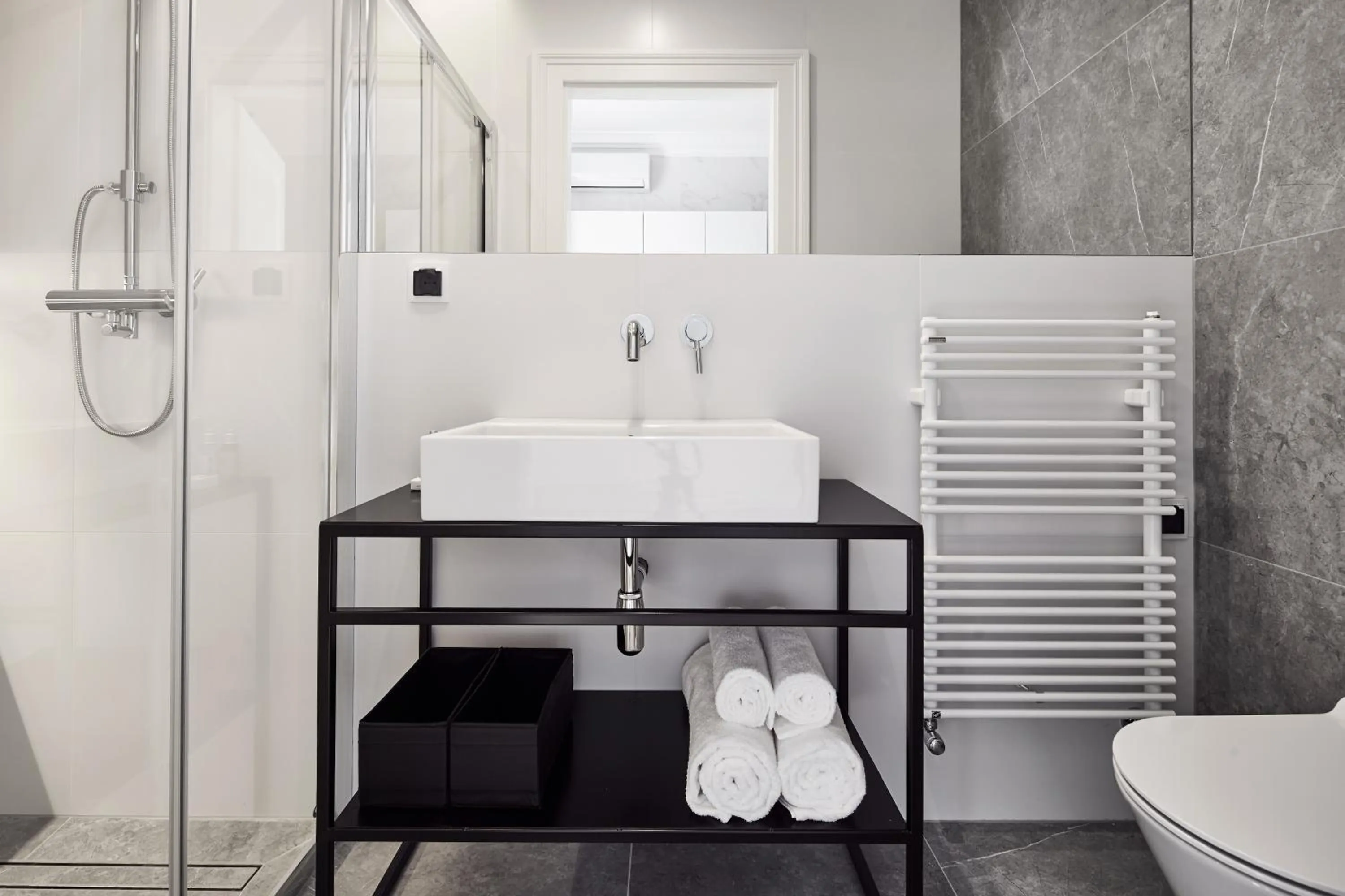 Shower in St Agnes Apartments Old Town