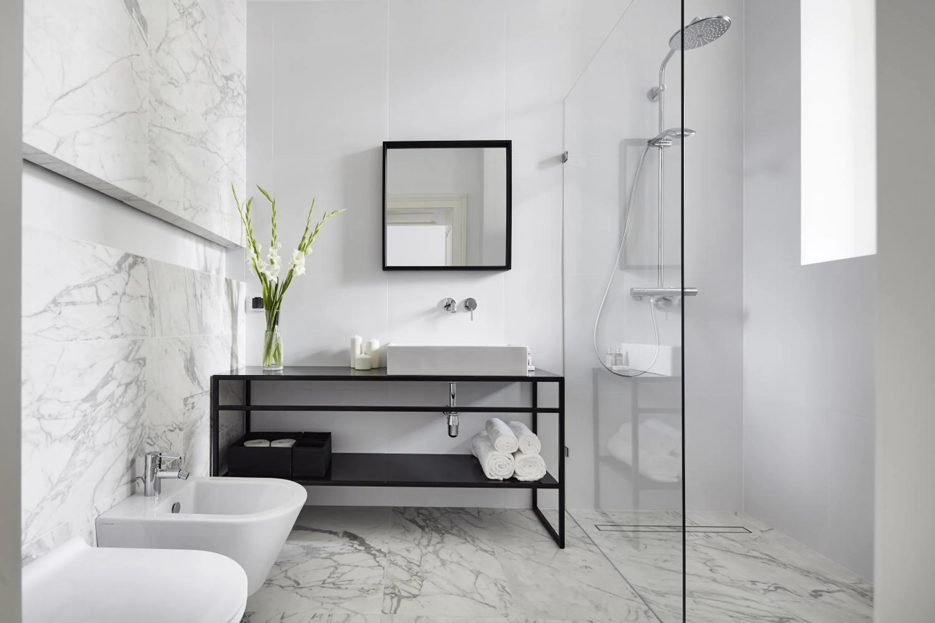 Shower in St Agnes Apartments Old Town