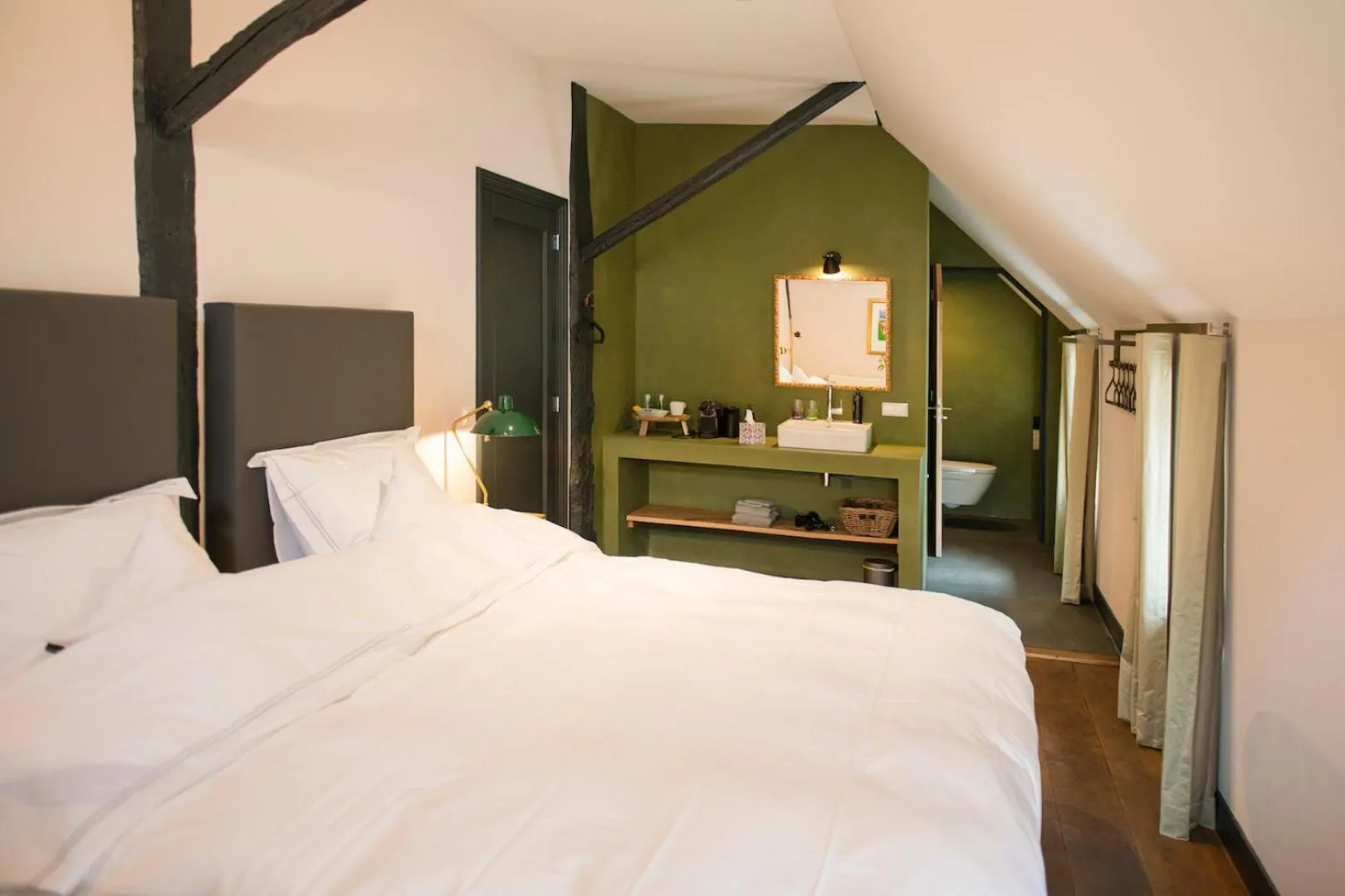 Photo of the whole room, Bed in De Heeren van Tuil