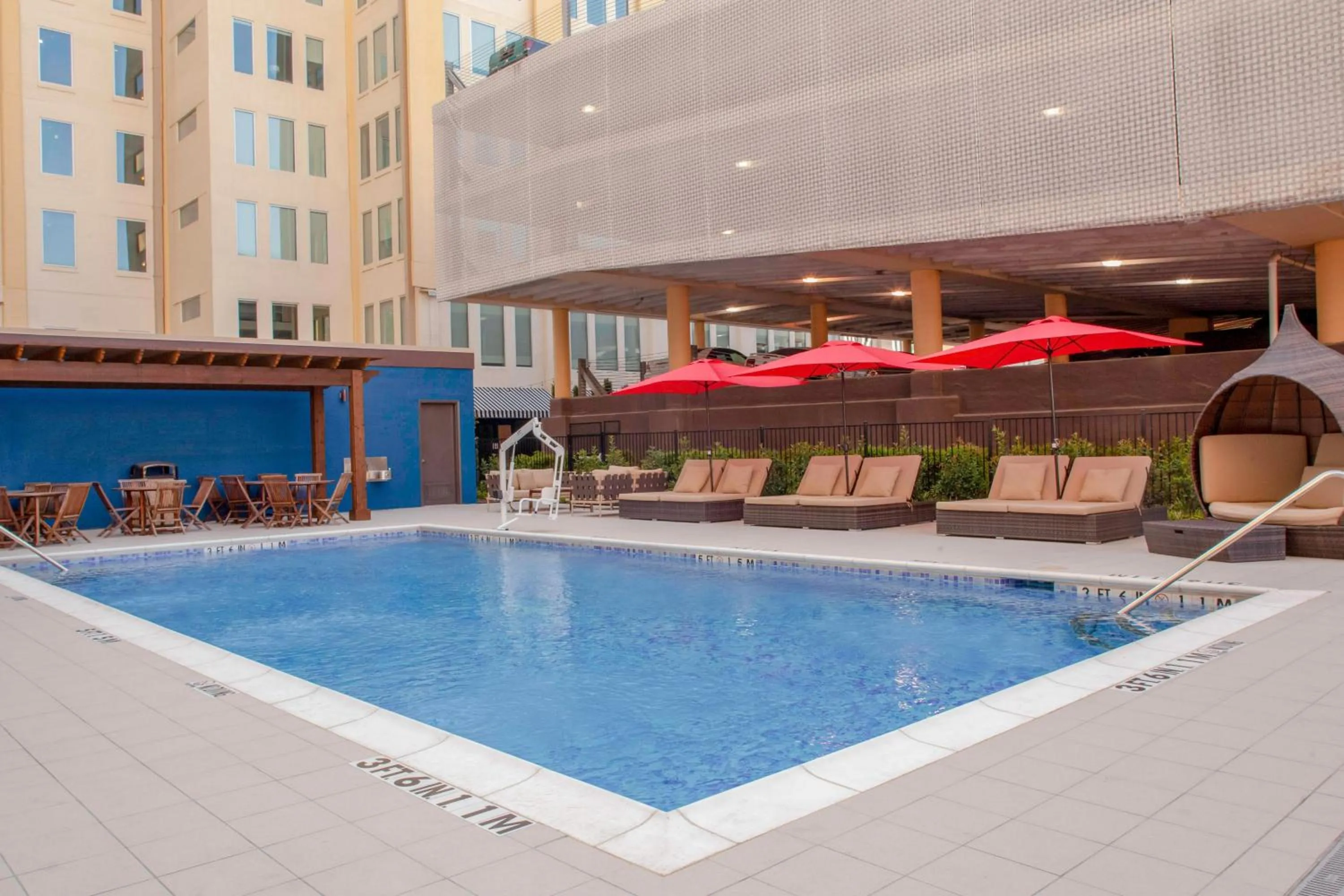 Swimming pool in Fairfield Inn & Suites by Marriott Dallas Downtown