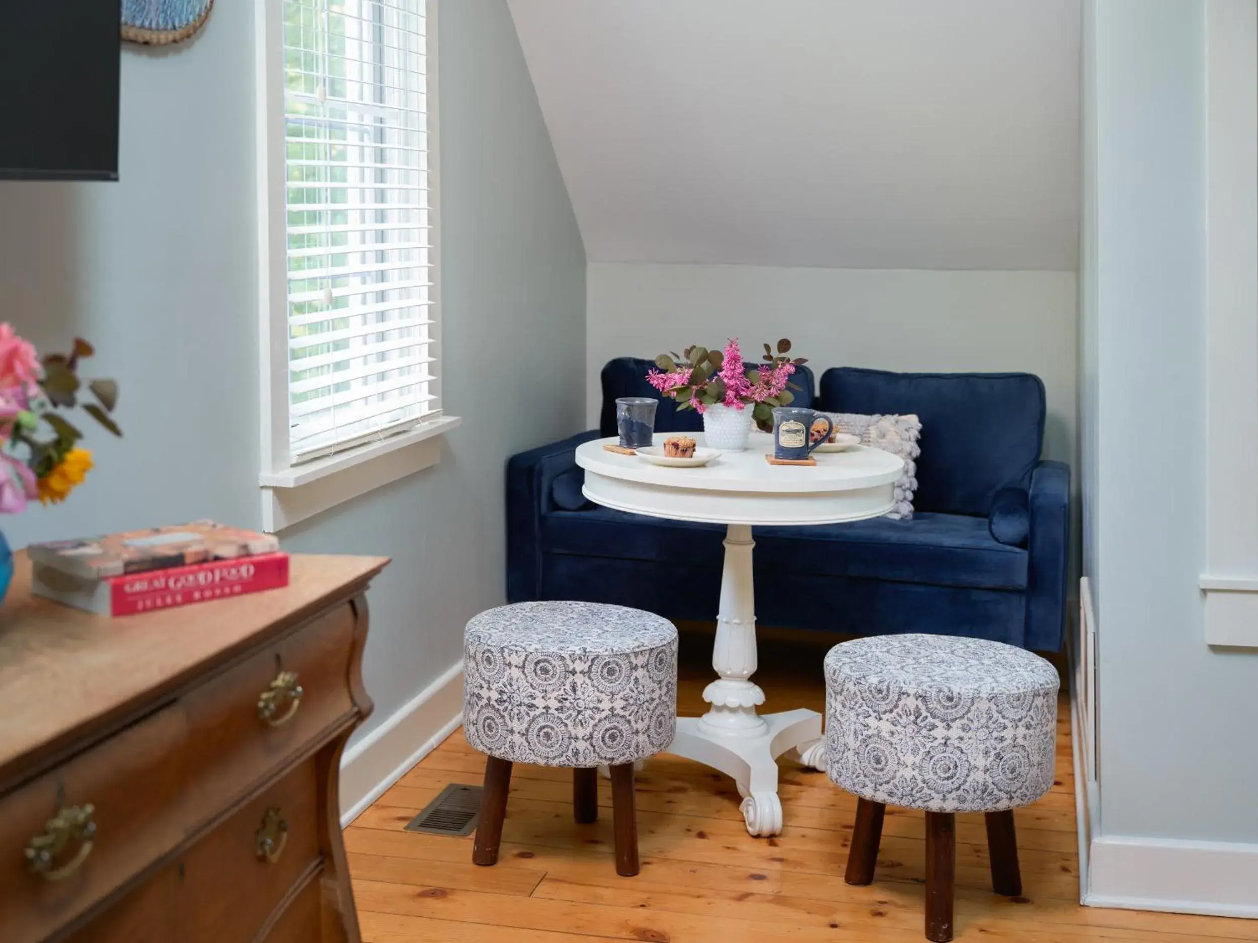 Queen room with Spa Bath -Golden Maple in Goldberry Woods- A Modern Farm Resort Queen room with Spa Bath -Golden Maple in Goldberry Woods- A Modern Farm Resort