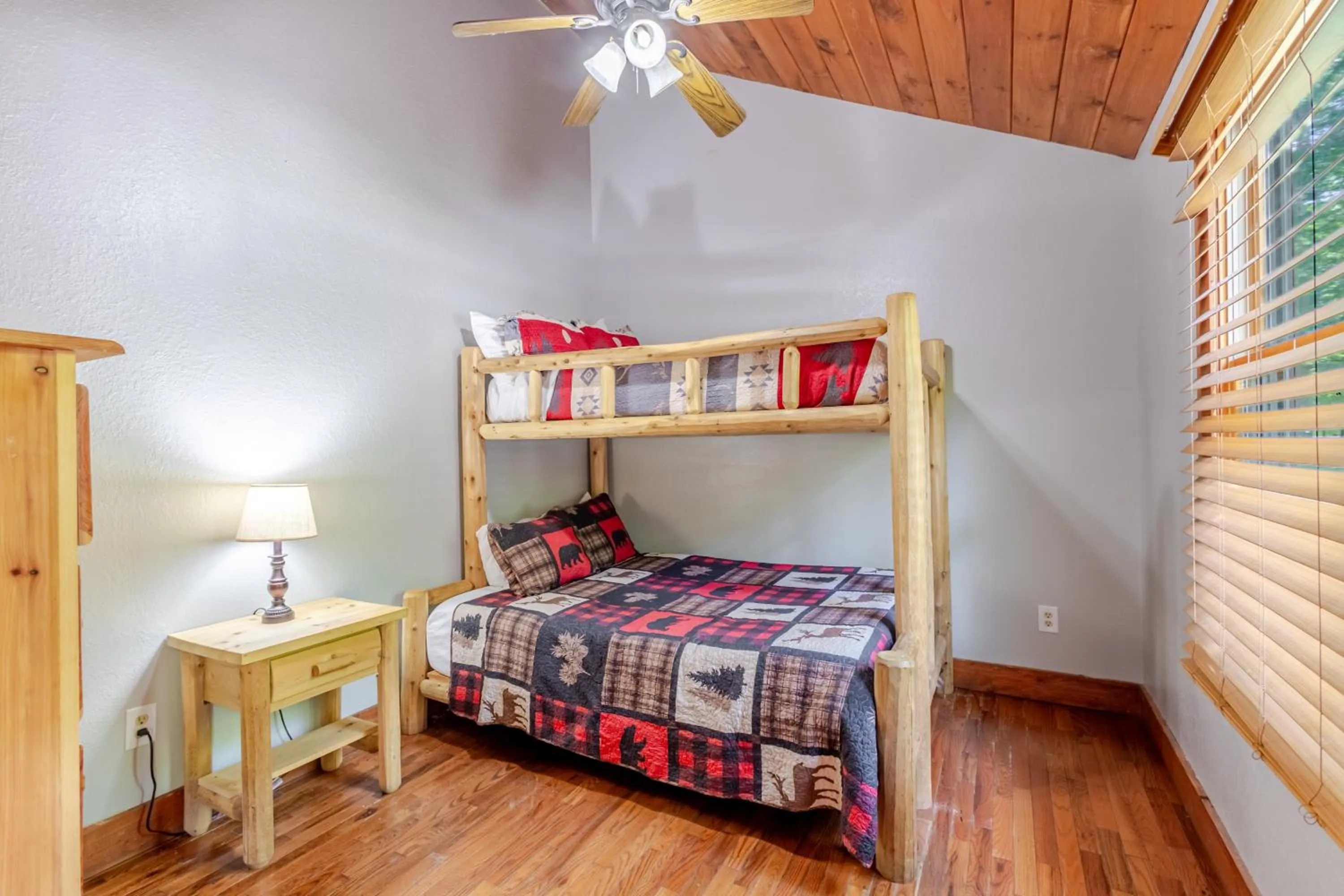 Bed in Qualla Cabins and Motel Cherokee near Casino