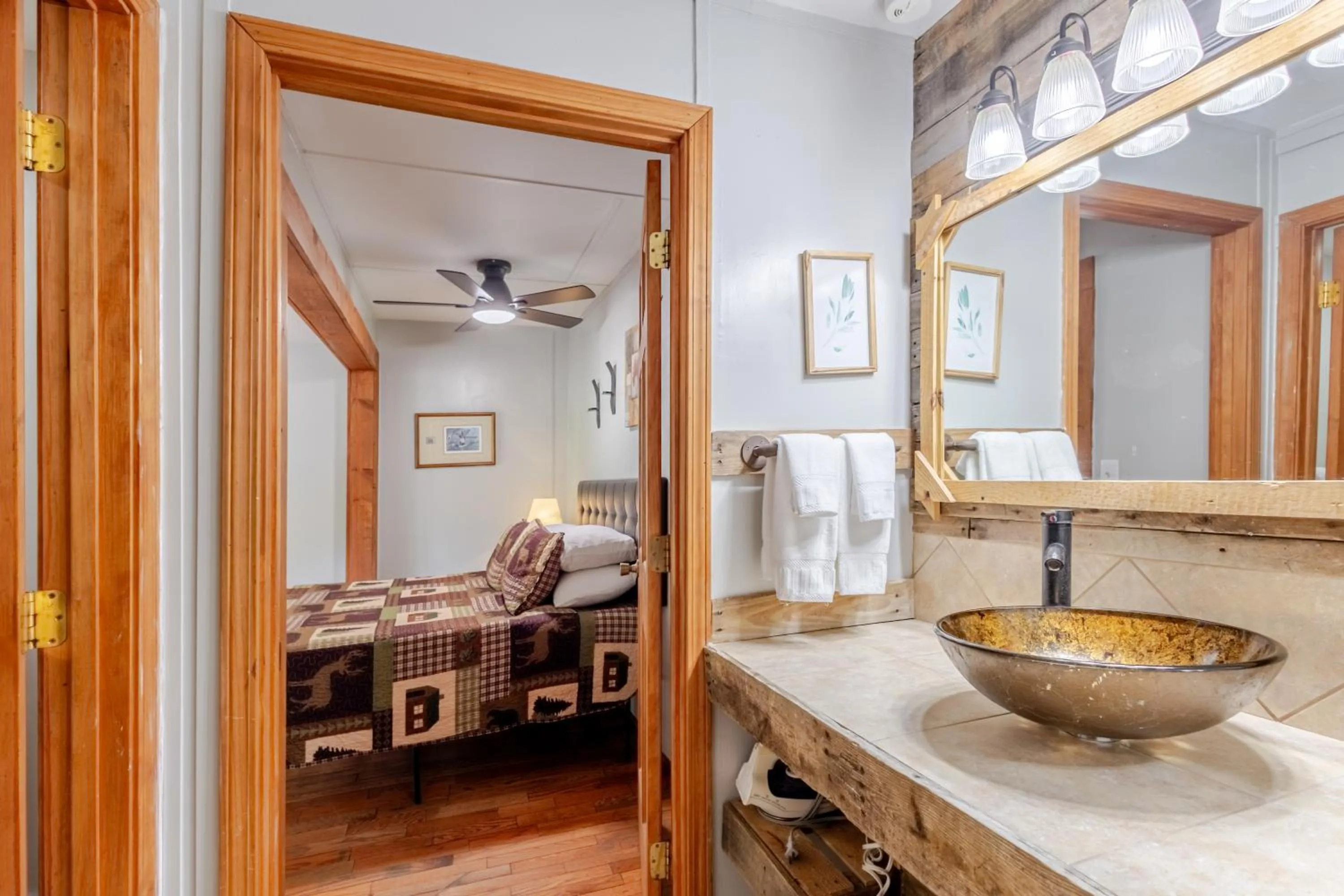 Bathroom, Bed in Qualla Cabins and Motel Cherokee near Casino