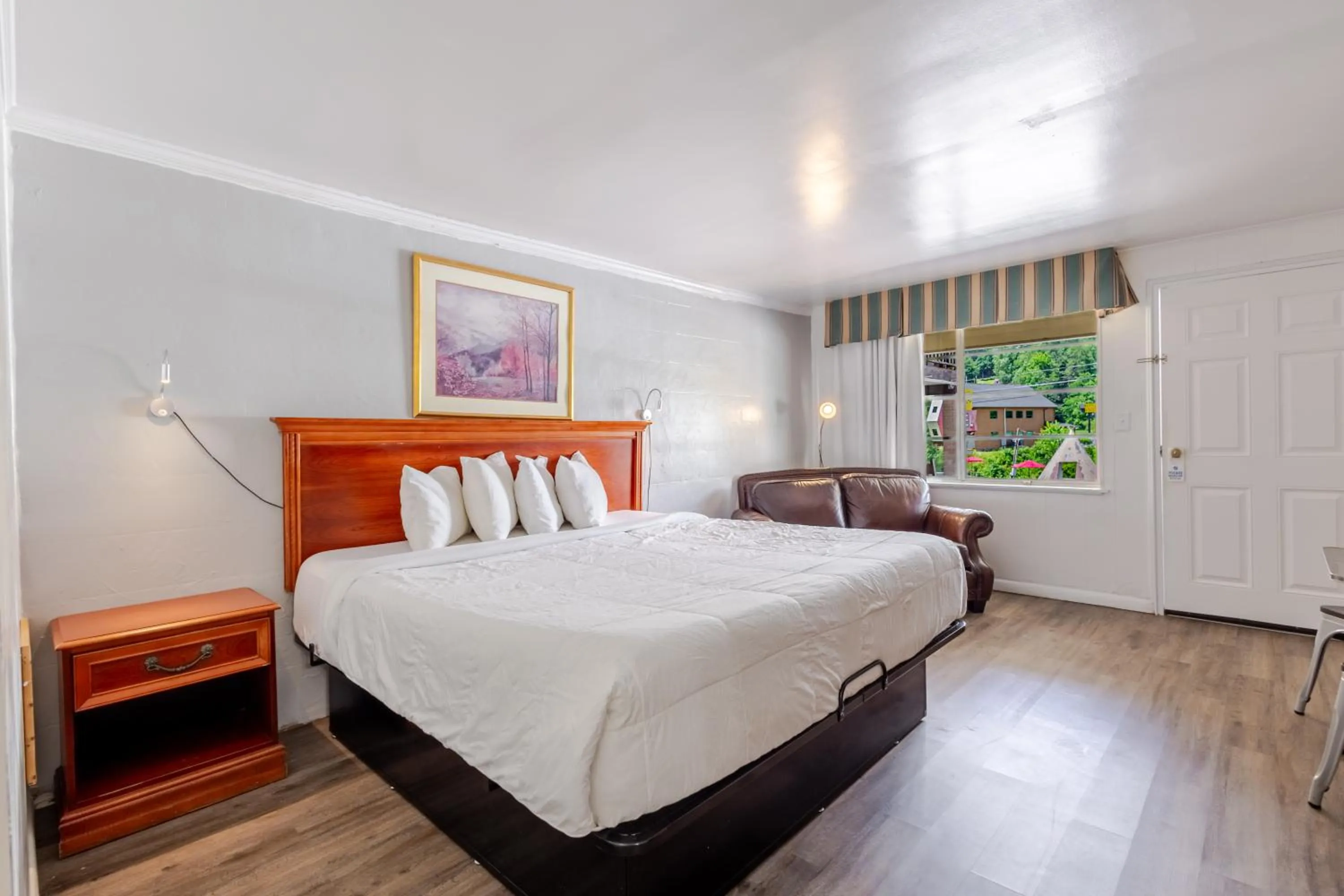 Bed in Qualla Cabins and Motel Cherokee near Casino