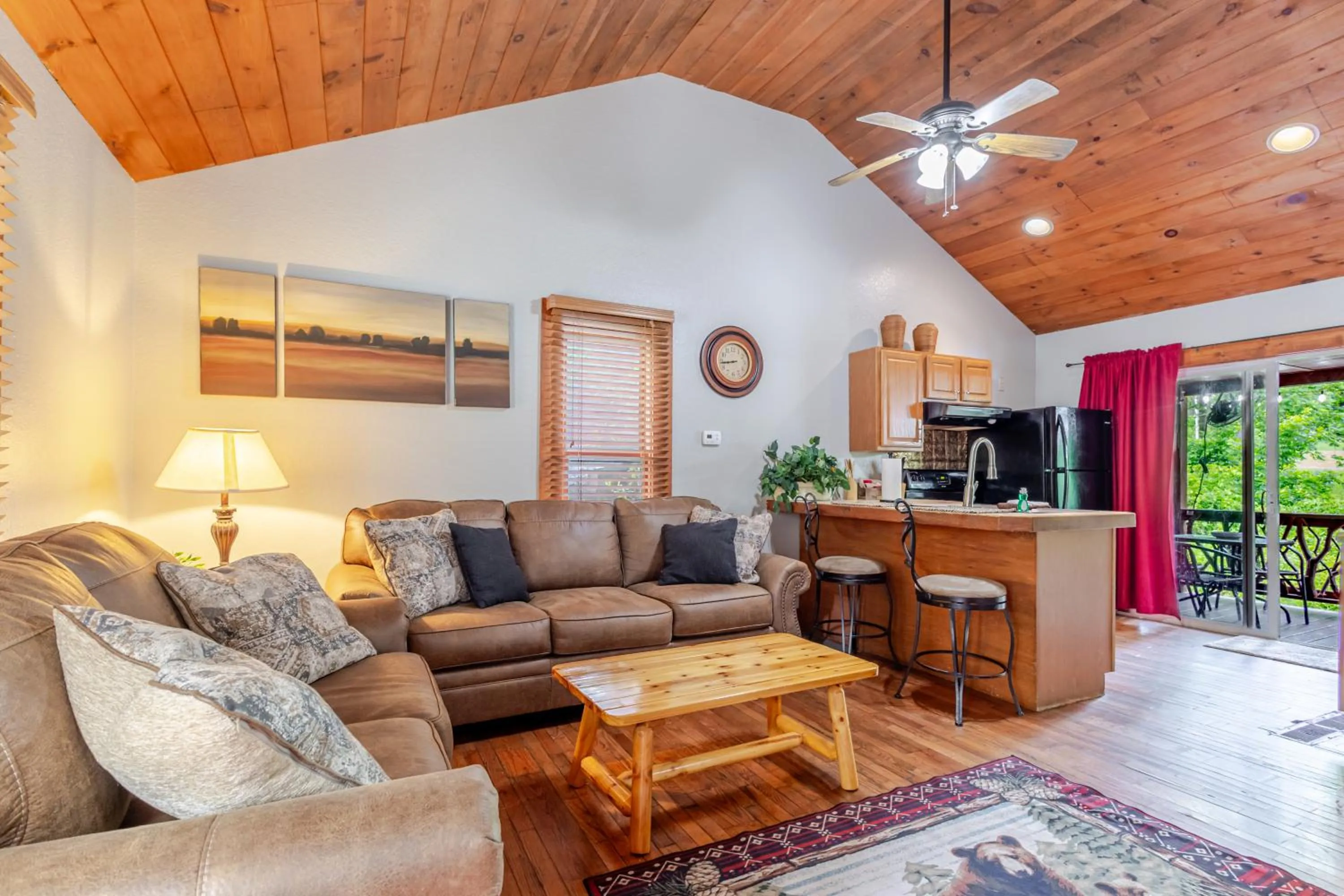 Living room in Qualla Cabins and Motel Cherokee near Casino