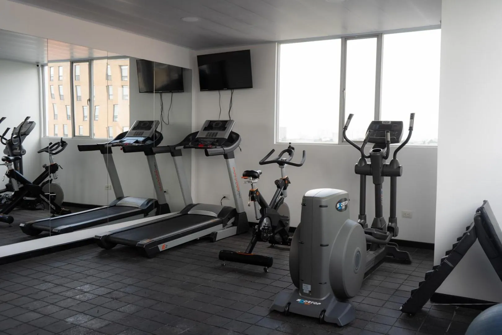 Fitness centre/facilities in SM Grand Hotel