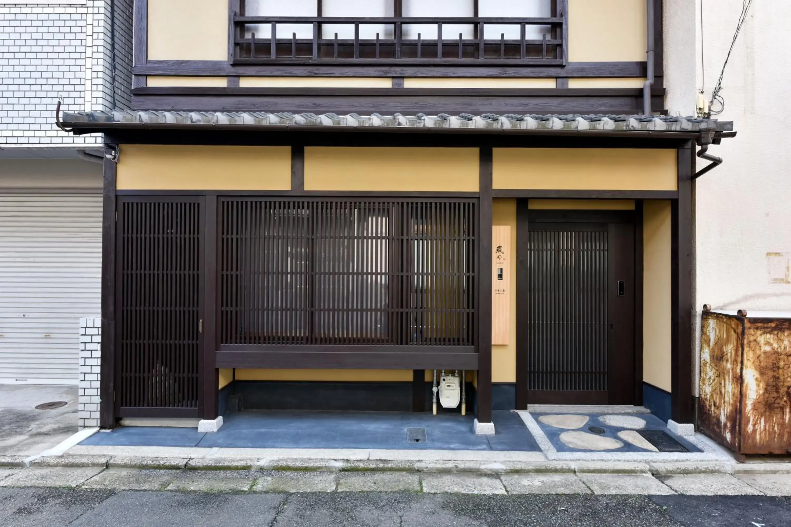 Facade/entrance in Kuraya Senbonsanjo Facade/entrance in Kuraya Senbonsanjo