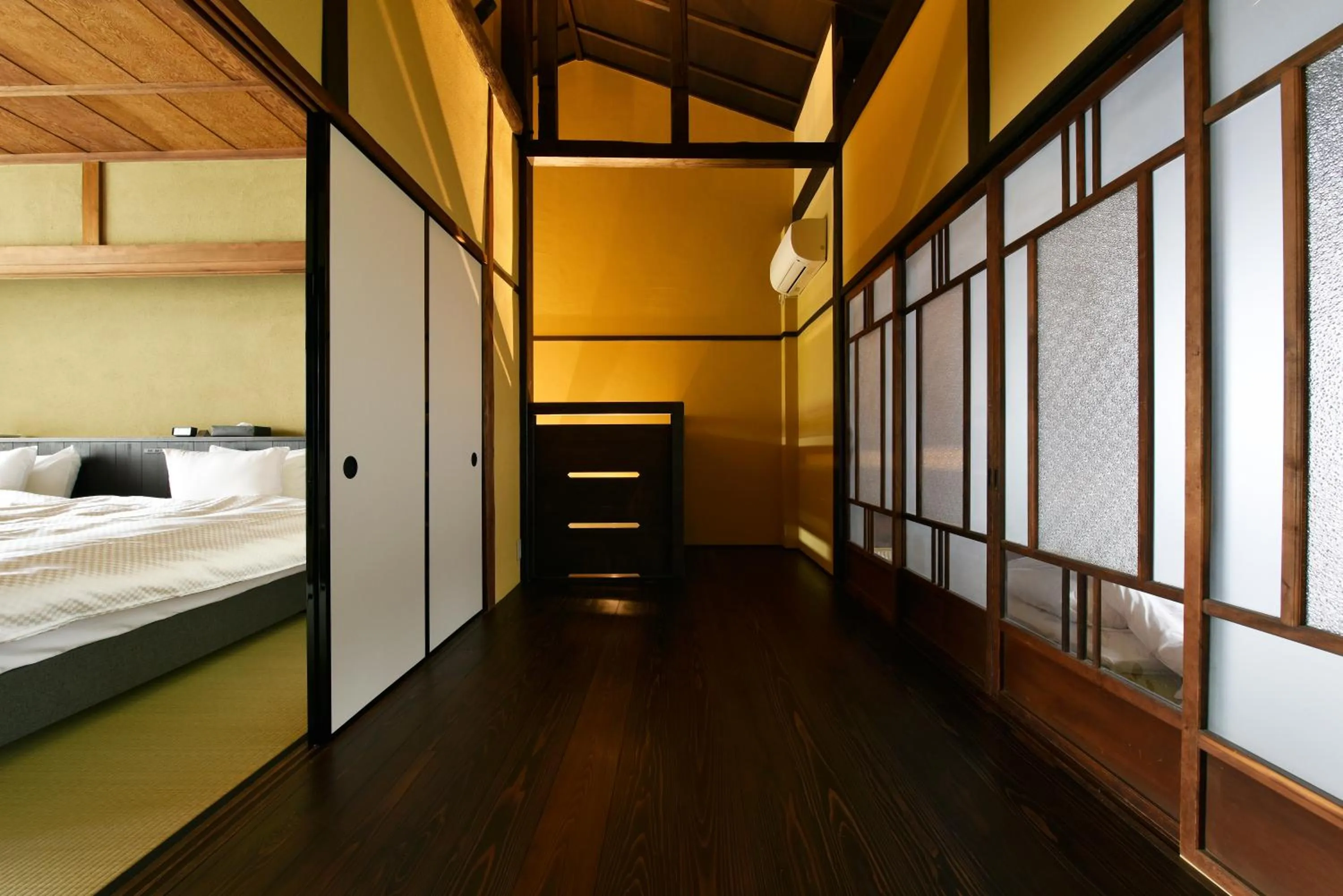 Bedroom, Bed in Kuraya Senbonsanjo