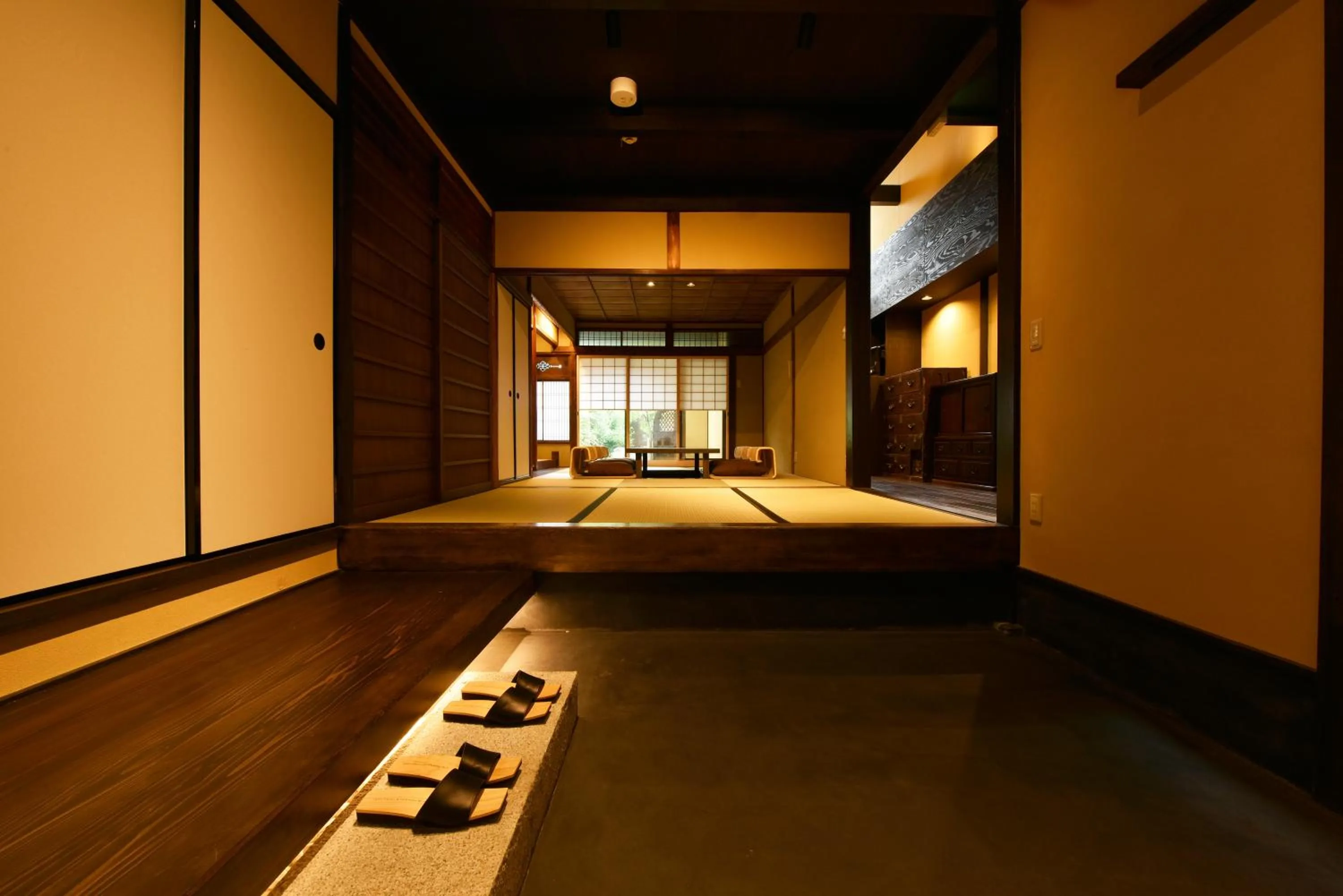 Facade/entrance, Bed in Kuraya Senbonsanjo