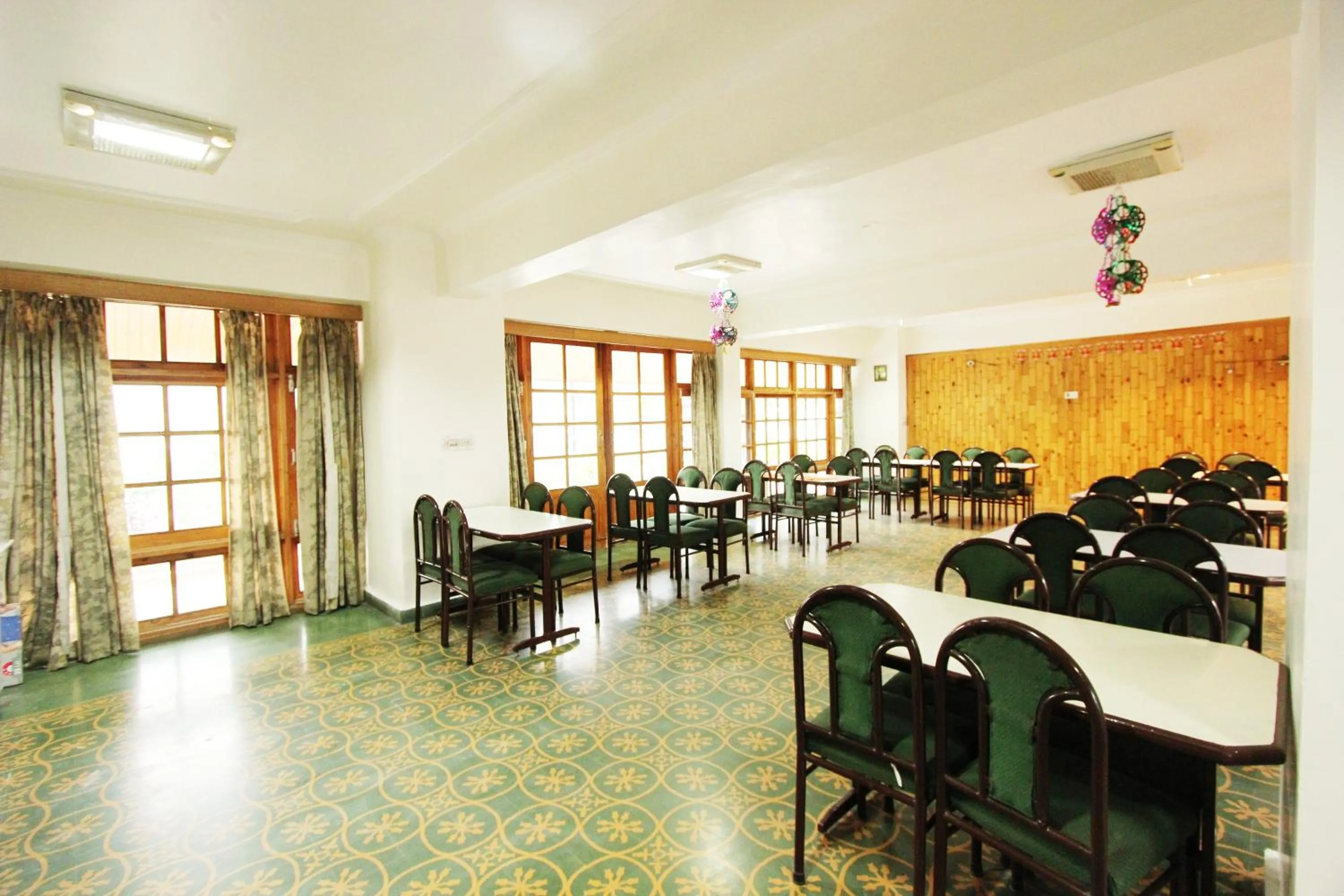 Restaurant/places to eat in Hotel Snow View Manali