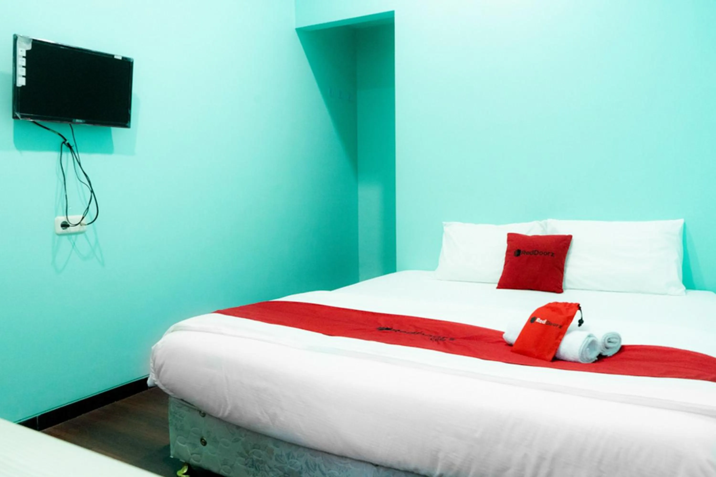 Bedroom, Bed in RedDoorz Near Gajah Mada Street Semarang
