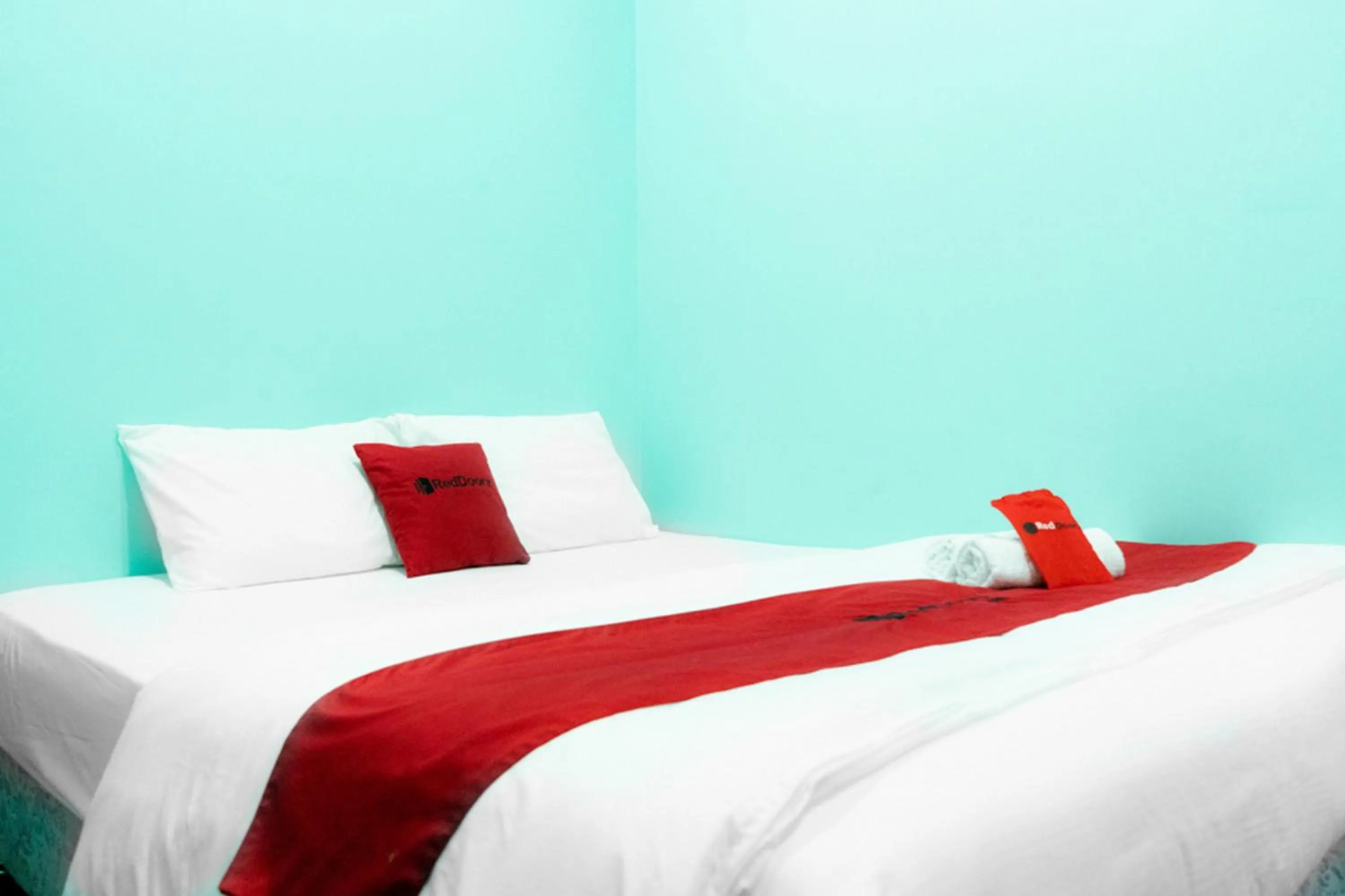 Bed in RedDoorz Near Gajah Mada Street Semarang