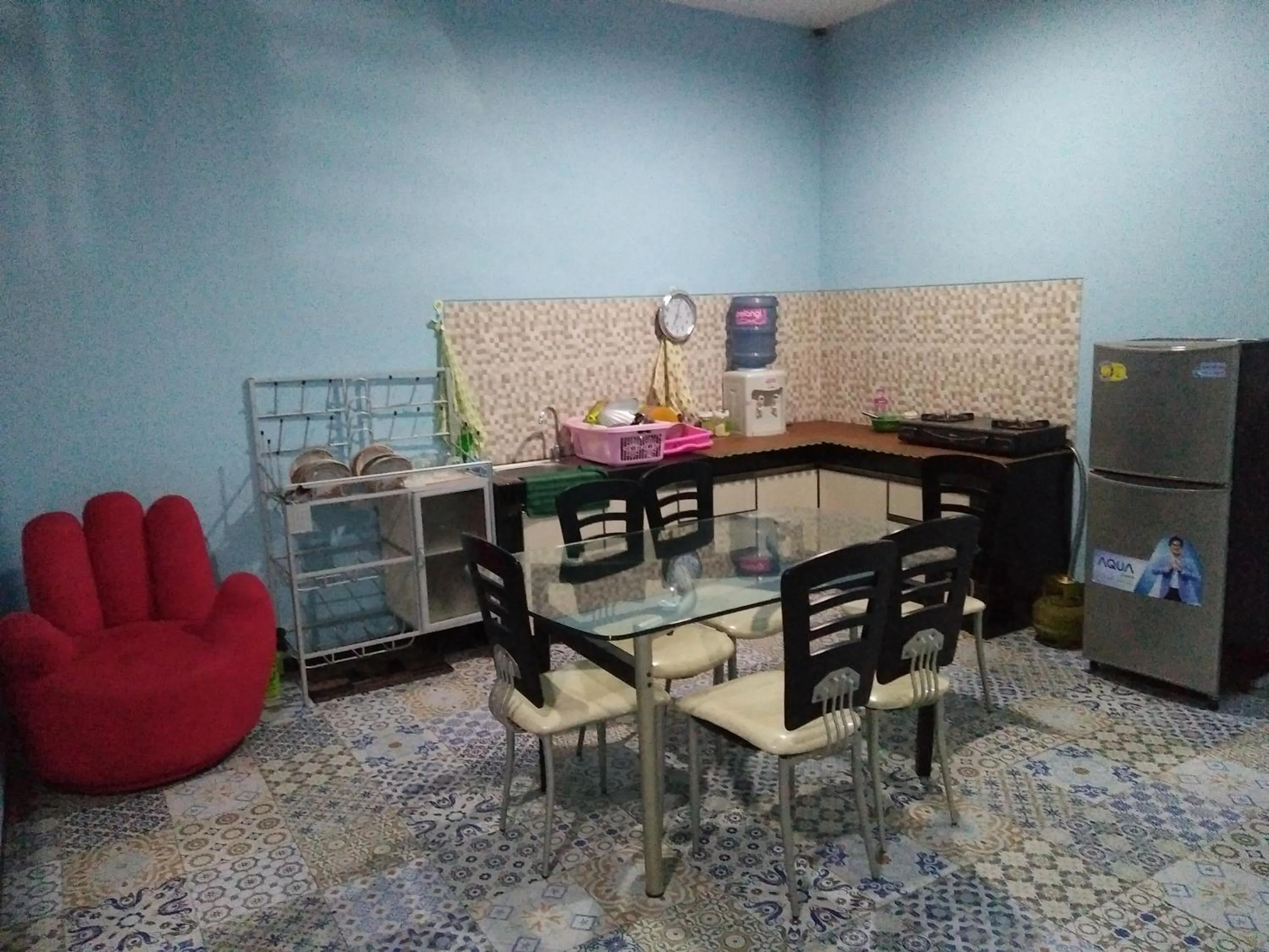 Communal kitchen in RedDoorz Near Gajah Mada Street Semarang