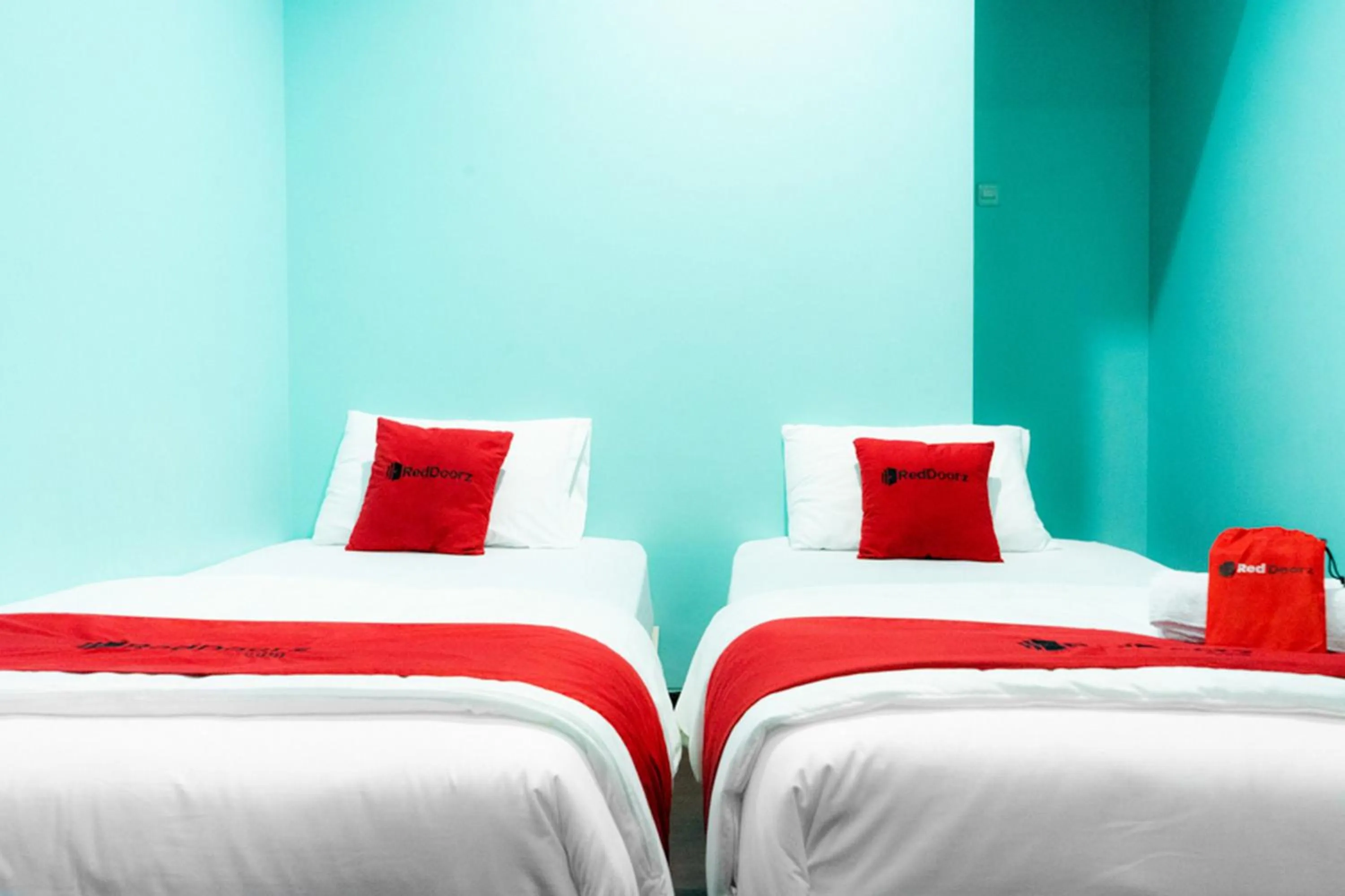 Bed in RedDoorz Near Gajah Mada Street Semarang