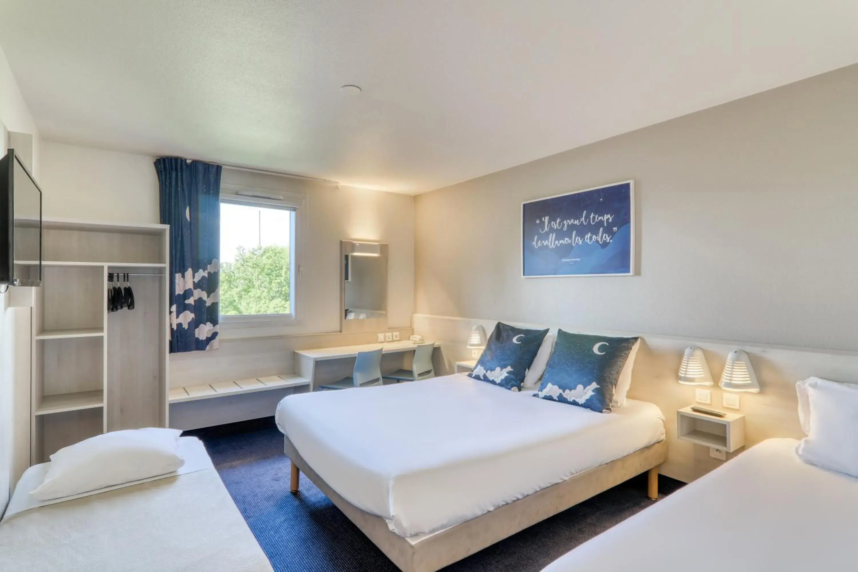 Quadruple Room (1 double bed, 1 single bed, 1 child bed (70/63 in)) in Ace Hotel Riom Quadruple Room (1 double bed, 1 single bed, 1 child bed (70/63 in)) in Ace Hotel Riom