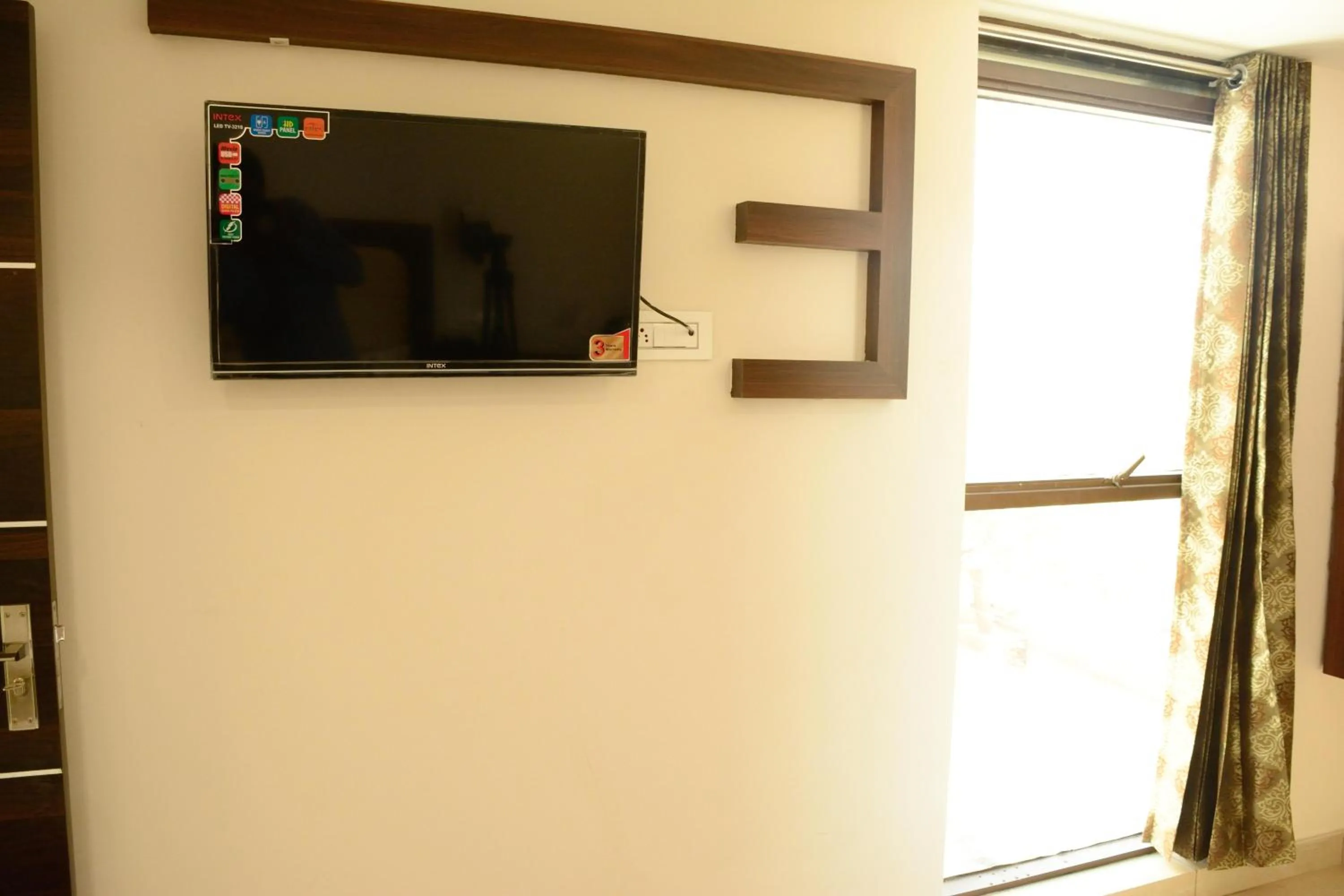 TV and multimedia in Lime Tree Hotel