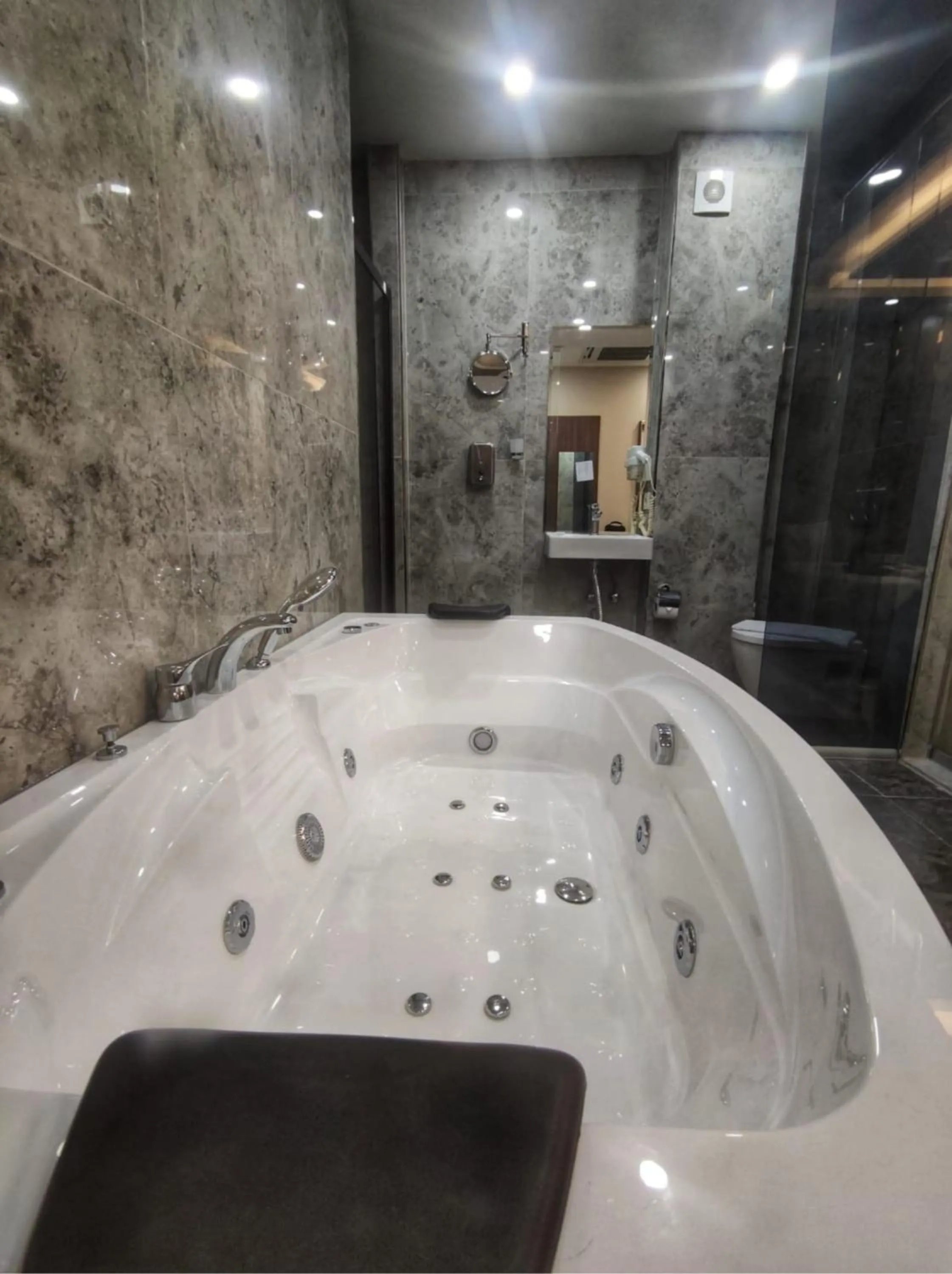 Hot Tub in The Golden Pera's Hotel & Spa