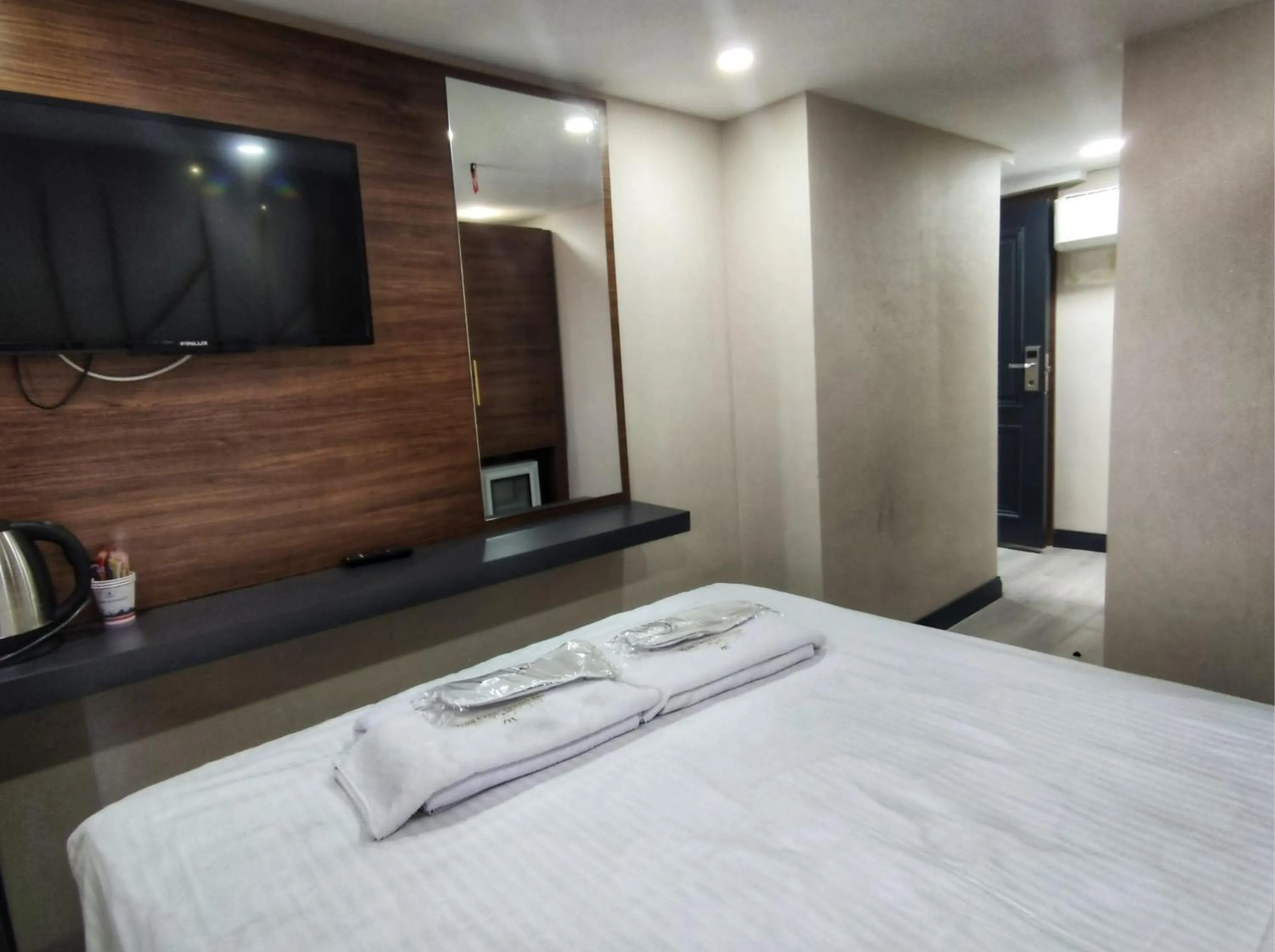 TV and multimedia, Bed in The Golden Pera's Hotel & Spa