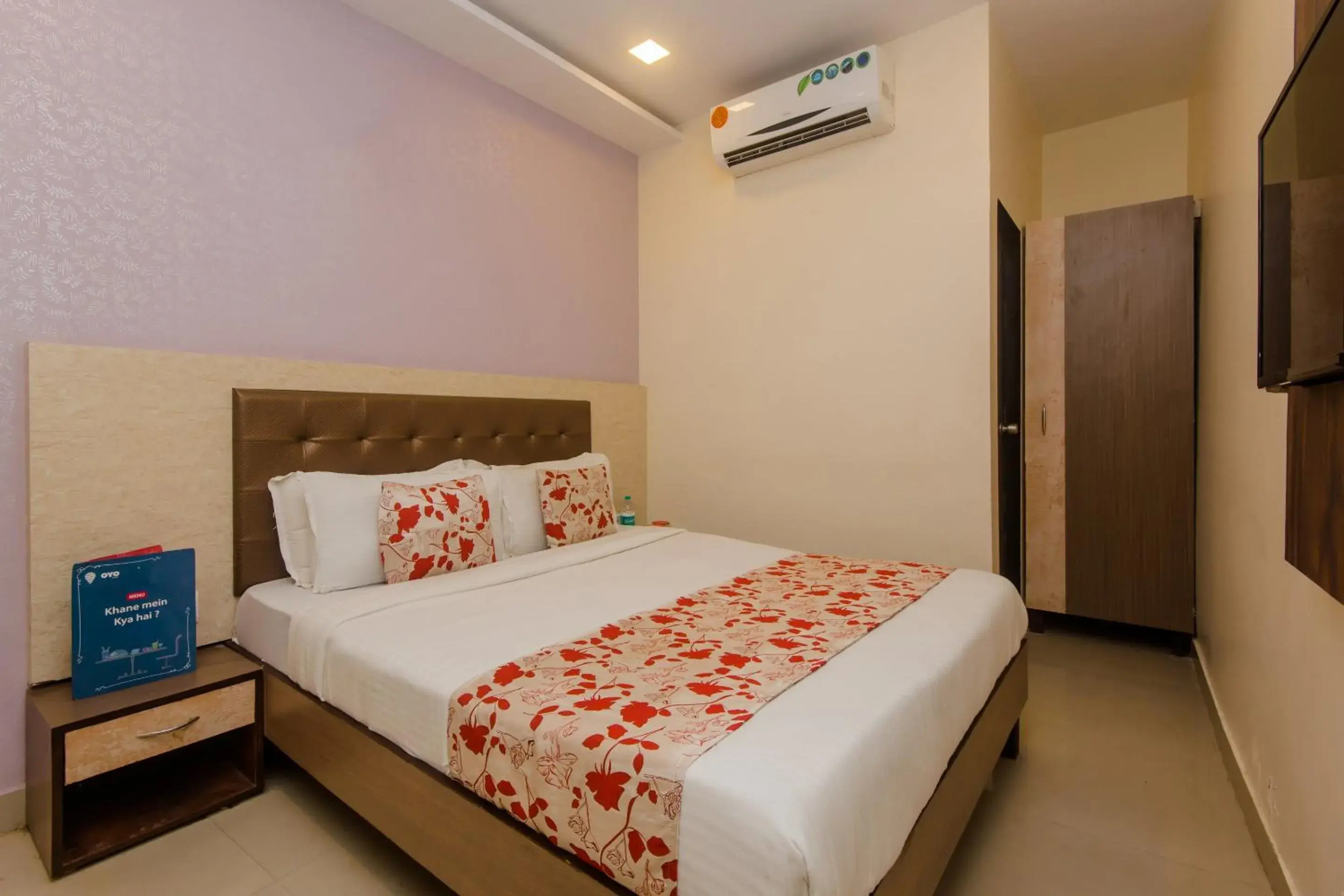 Bedroom, Bed in Super Hotel O Golden Nest Near Chhatrapati Shivaji International Airport Bedroom, Bed in Super Hotel O Golden Nest Near Chhatrapati Shivaji International Airport