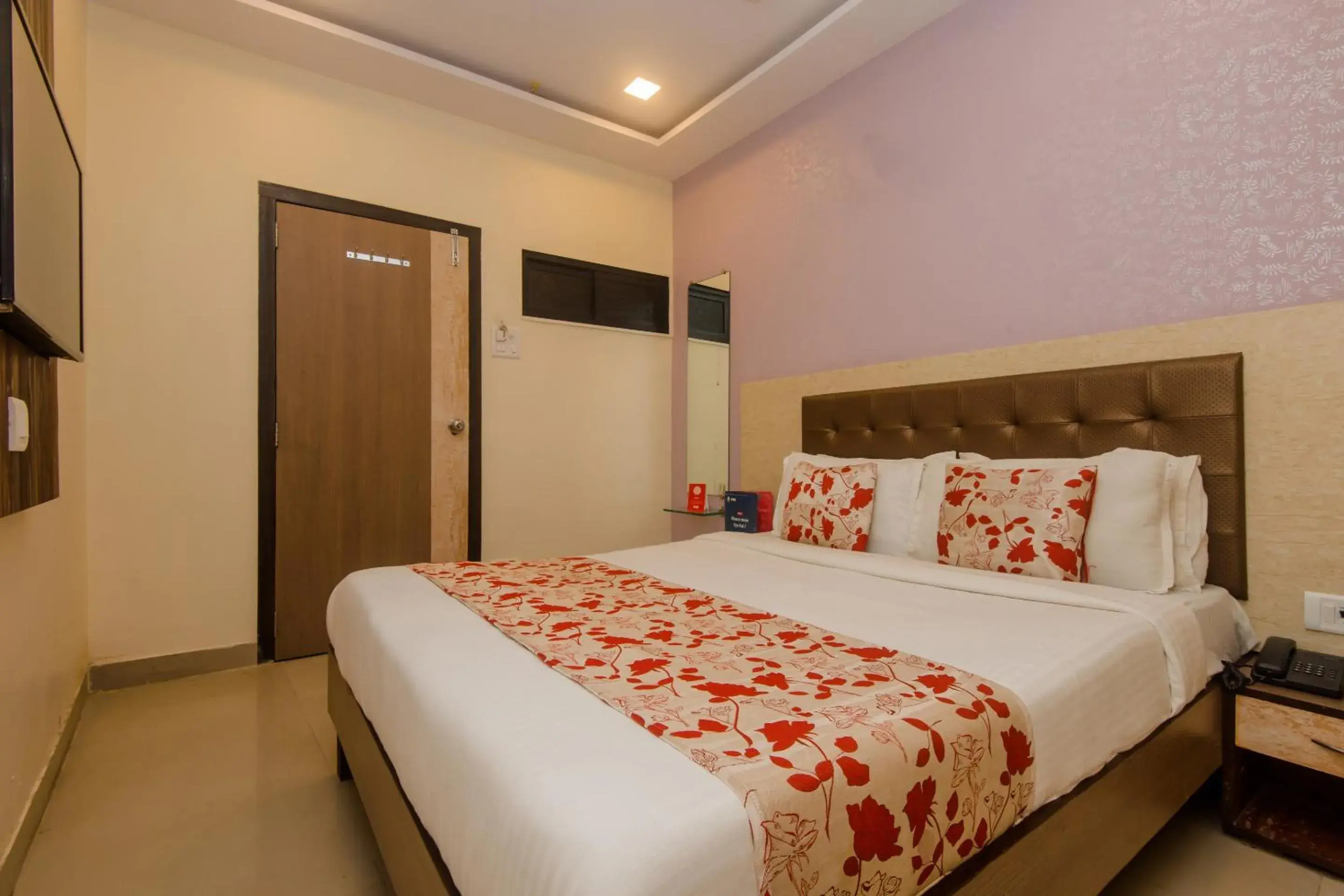 Bedroom, Bed in Super Hotel O Golden Nest Near Chhatrapati Shivaji International Airport Bedroom, Bed in Super Hotel O Golden Nest Near Chhatrapati Shivaji International Airport