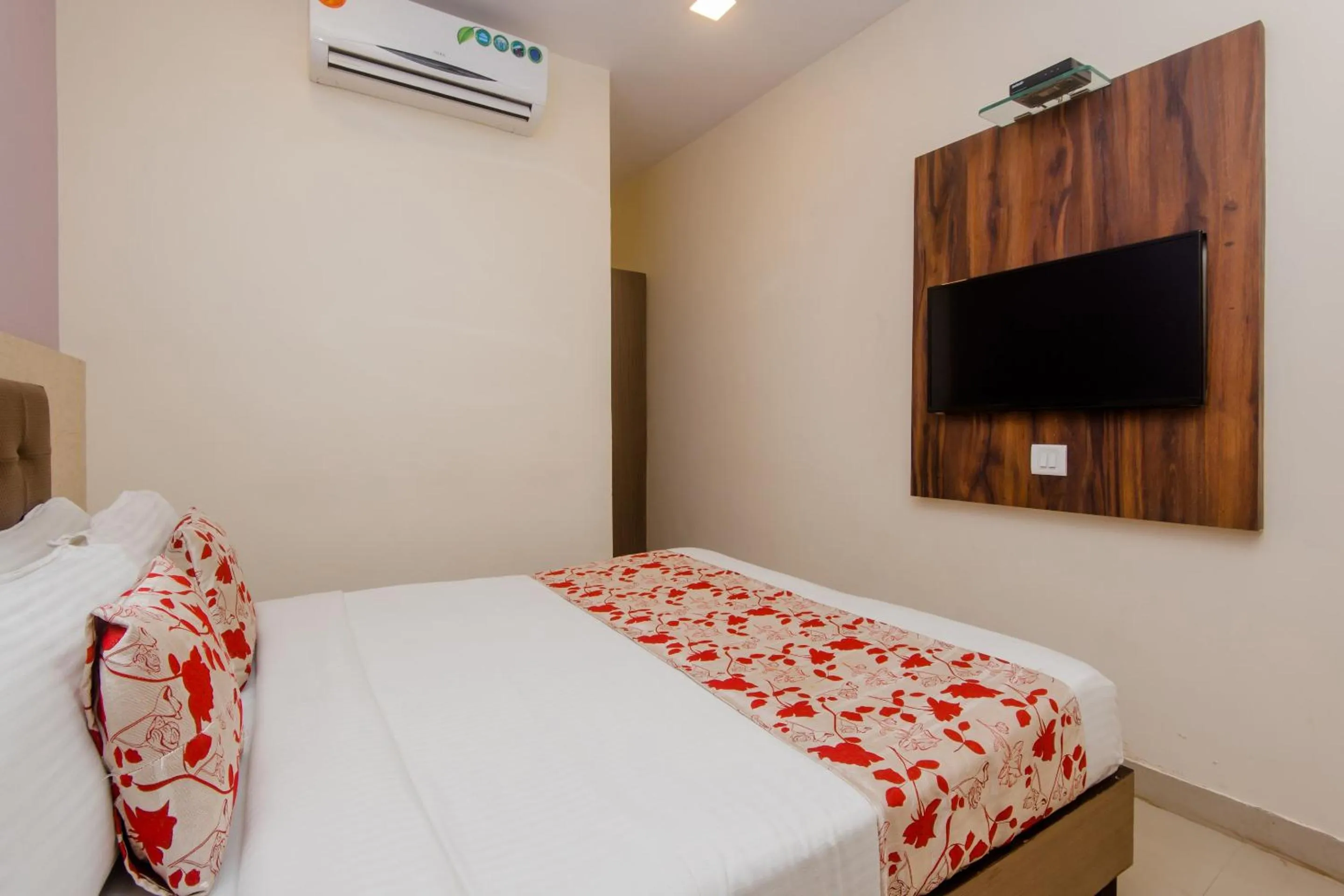 Bedroom, Bed in Super Hotel O Golden Nest Near Chhatrapati Shivaji International Airport