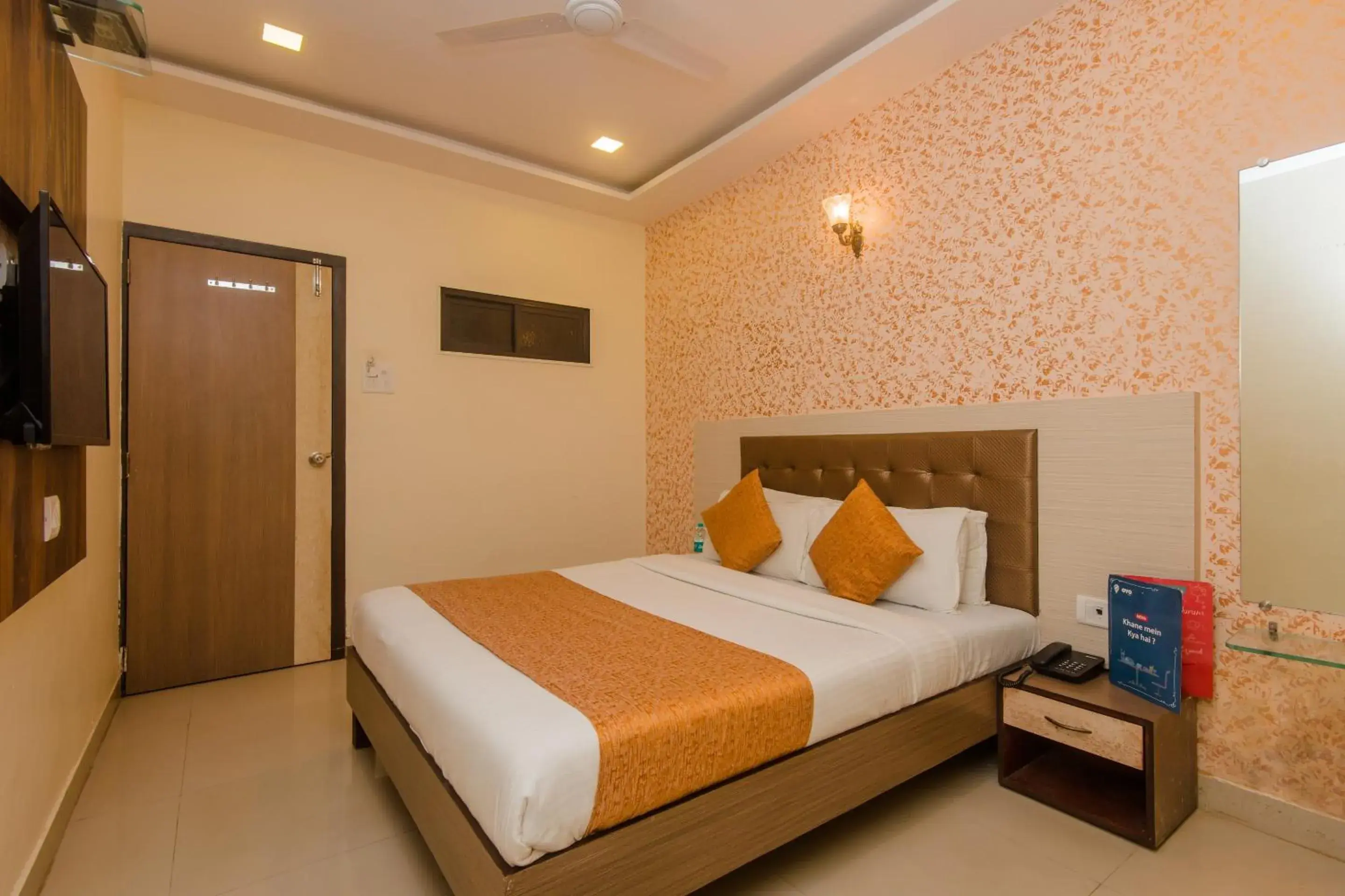 Bedroom, Bed in Super Hotel O Golden Nest Near Chhatrapati Shivaji International Airport Bedroom, Bed in Super Hotel O Golden Nest Near Chhatrapati Shivaji International Airport