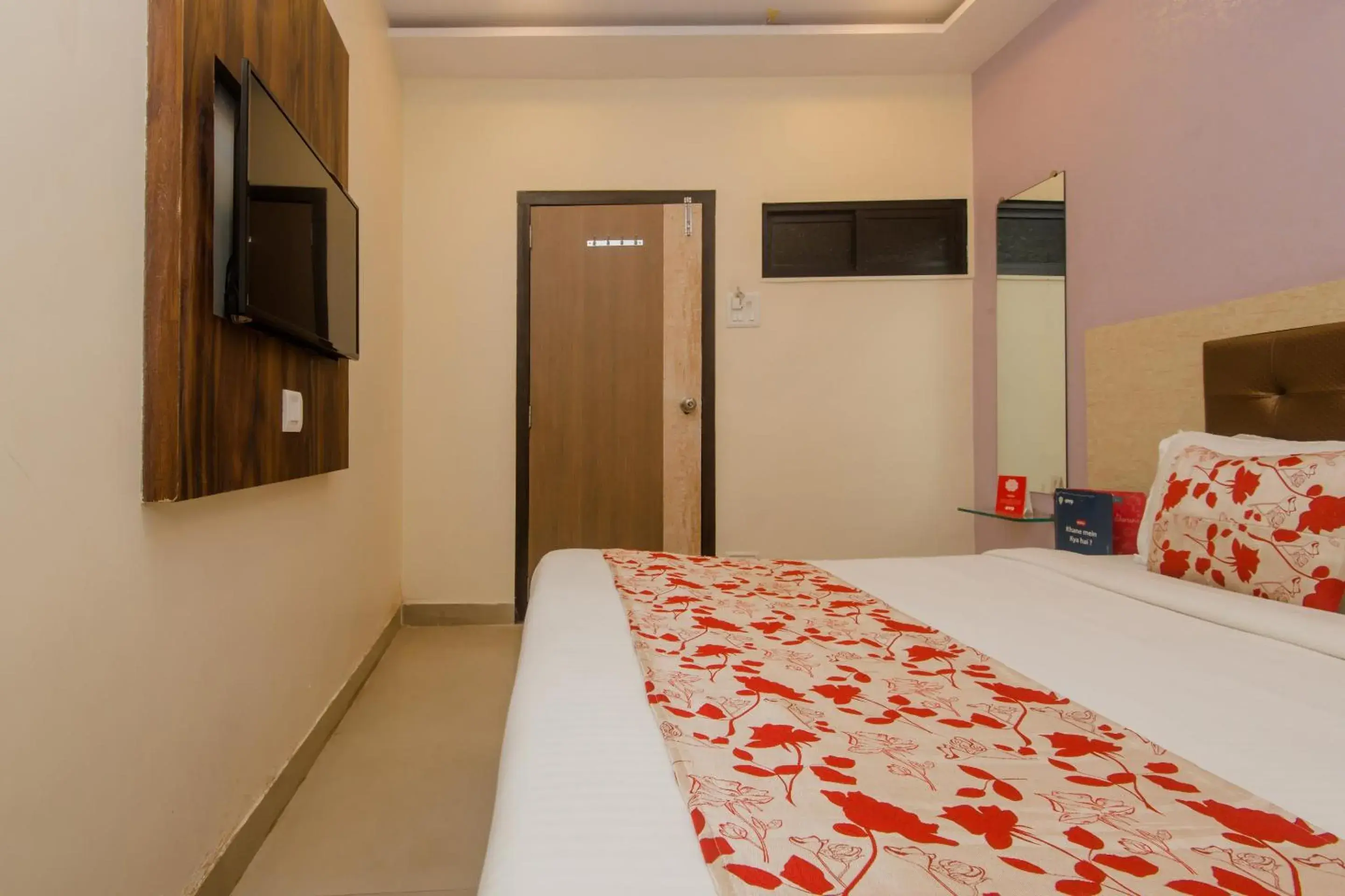 Bedroom, Bed in Super Hotel O Golden Nest Near Chhatrapati Shivaji International Airport Bedroom, Bed in Super Hotel O Golden Nest Near Chhatrapati Shivaji International Airport