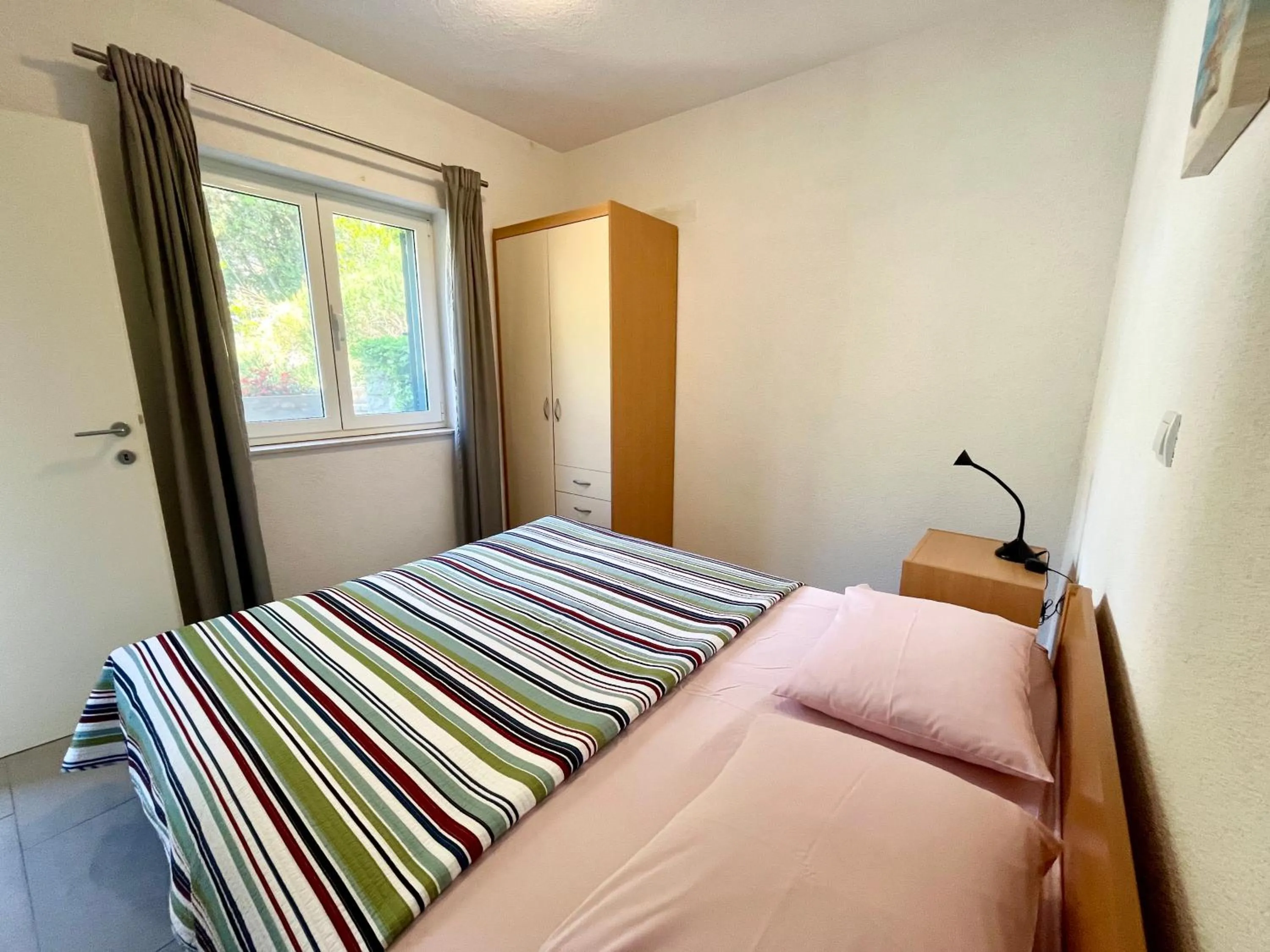Bed in Paradise Apartments - Robinson getaway