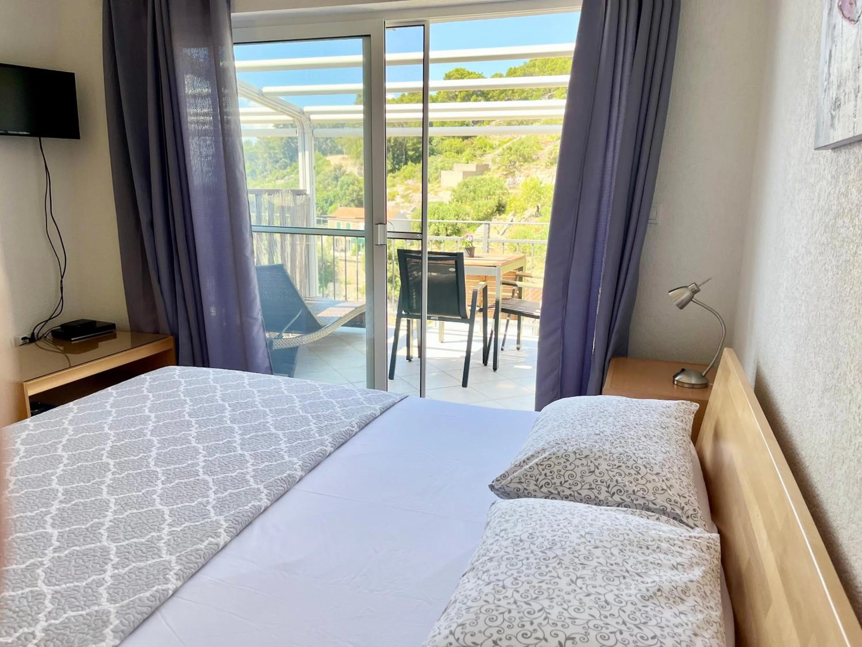 Bed in Paradise Apartments - Robinson getaway