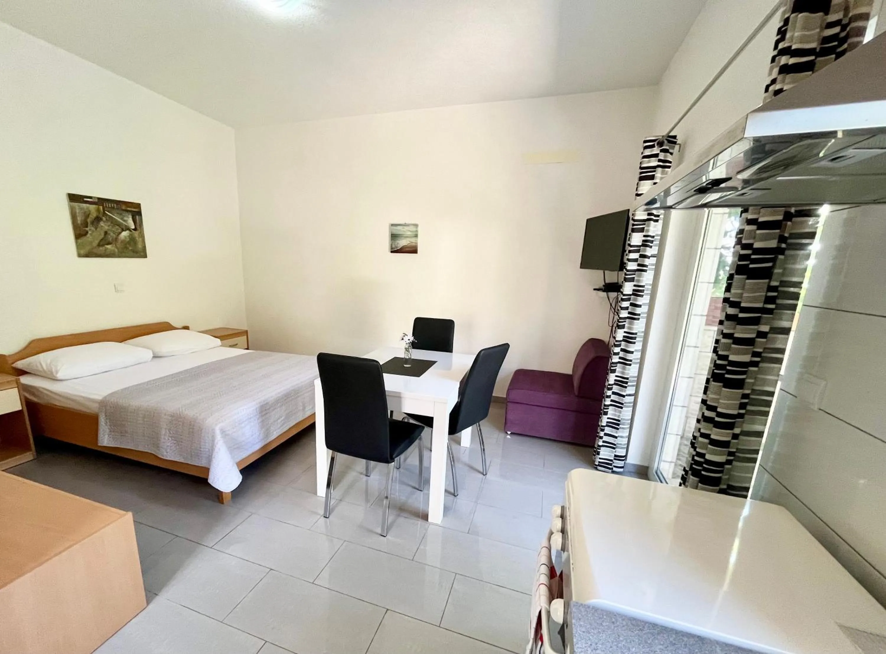 Bed in Paradise Apartments - Robinson getaway