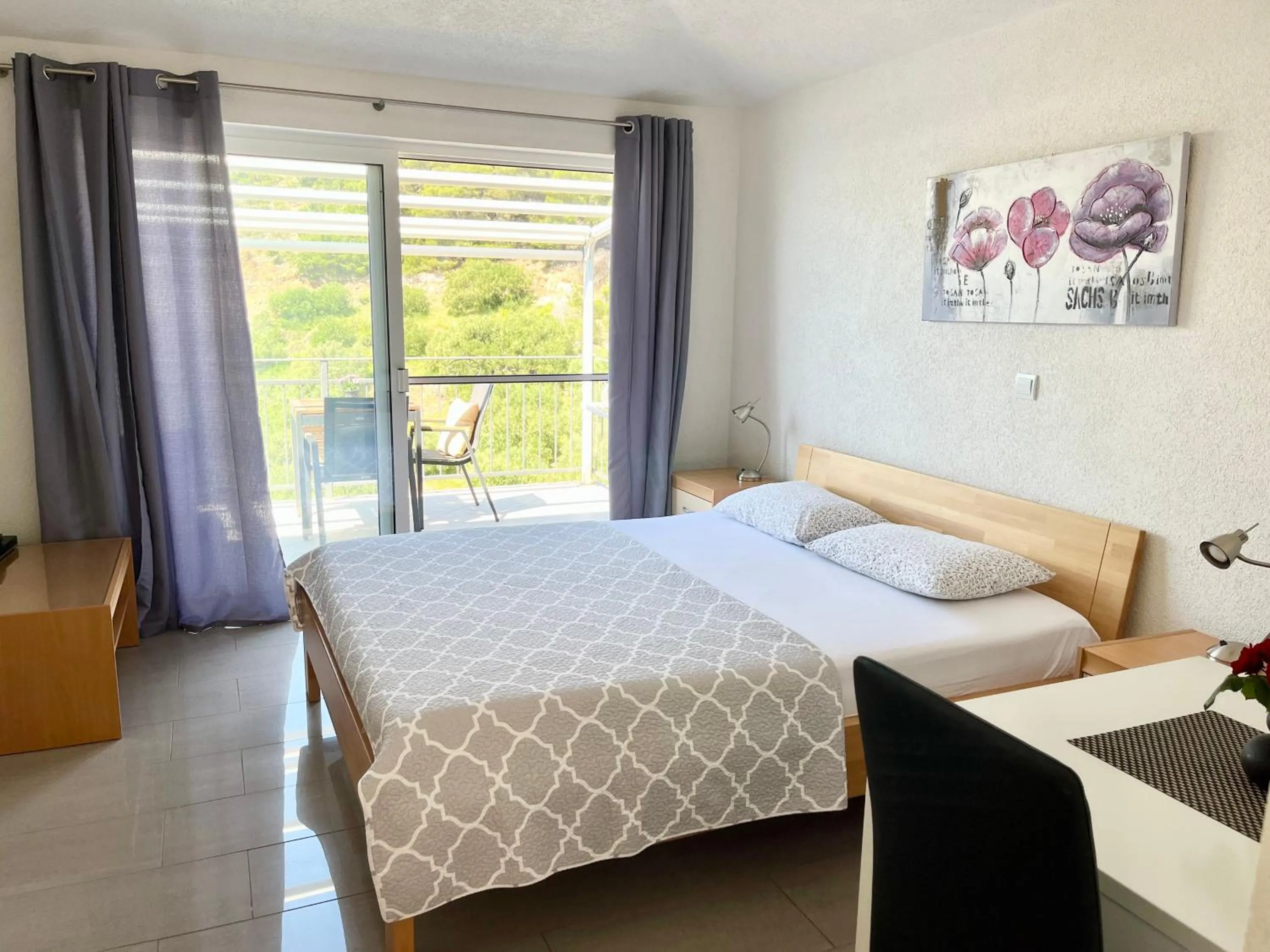 Bed in Paradise Apartments - Robinson getaway