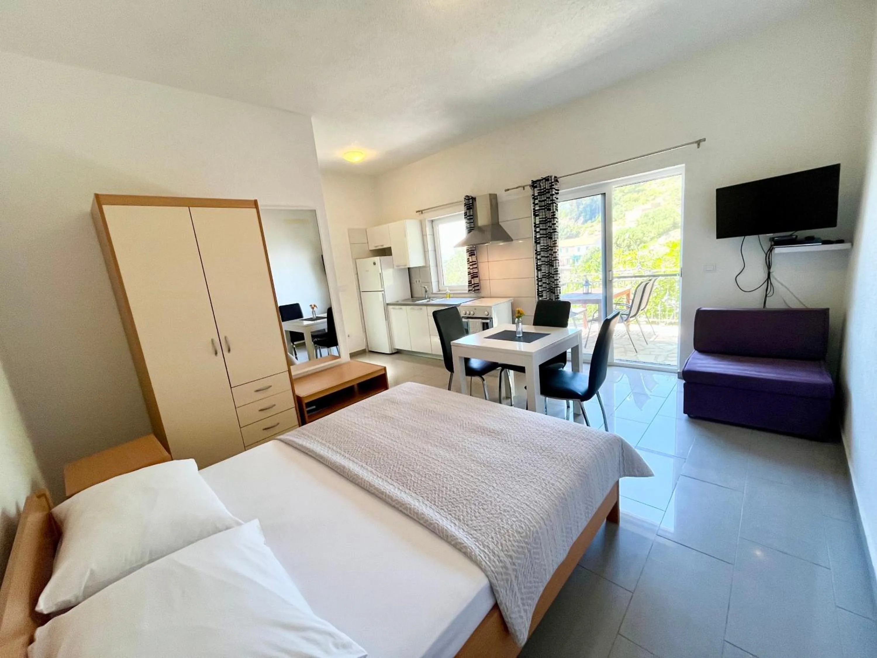 Bed in Paradise Apartments - Robinson getaway