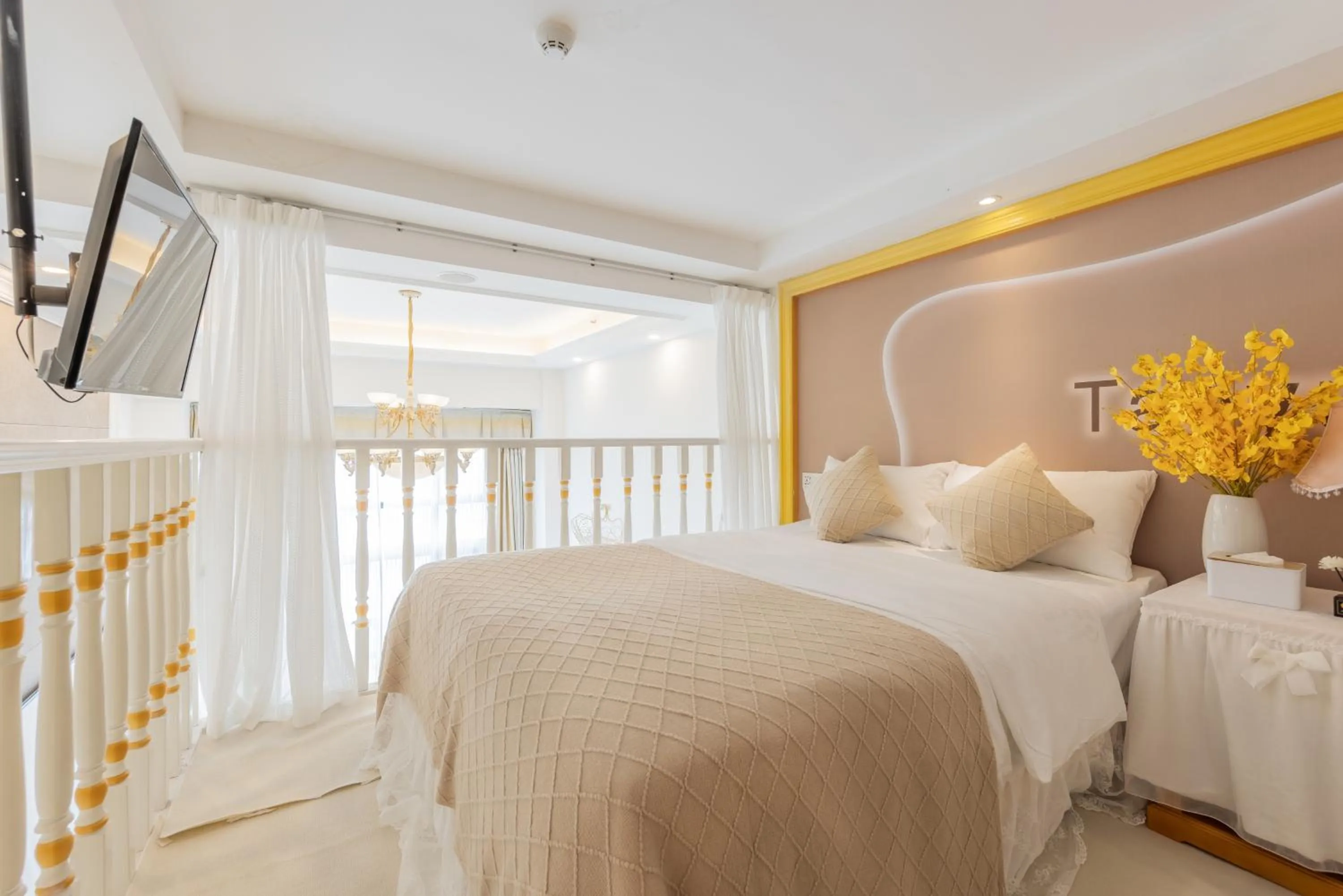 Bed in Lavender Apartment Branch