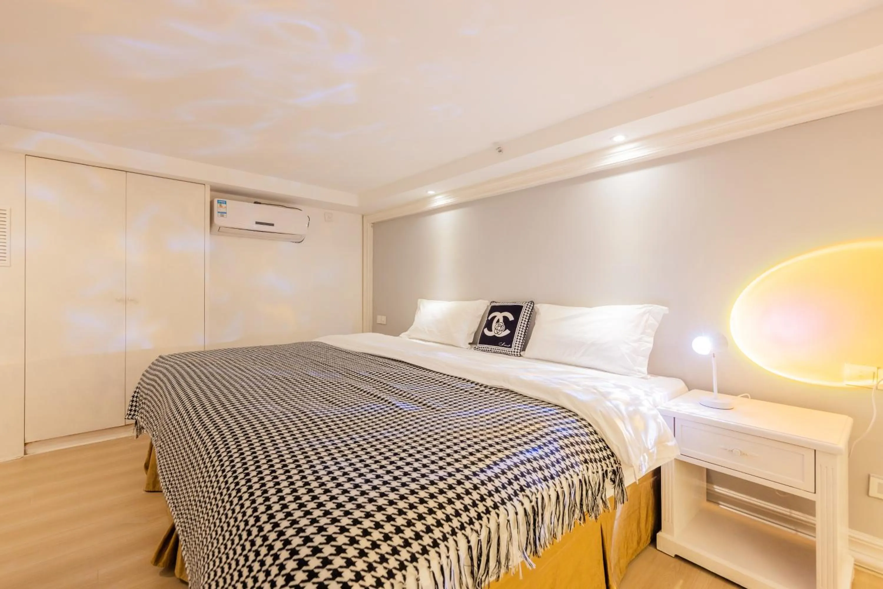 Bed in Lavender Apartment Branch