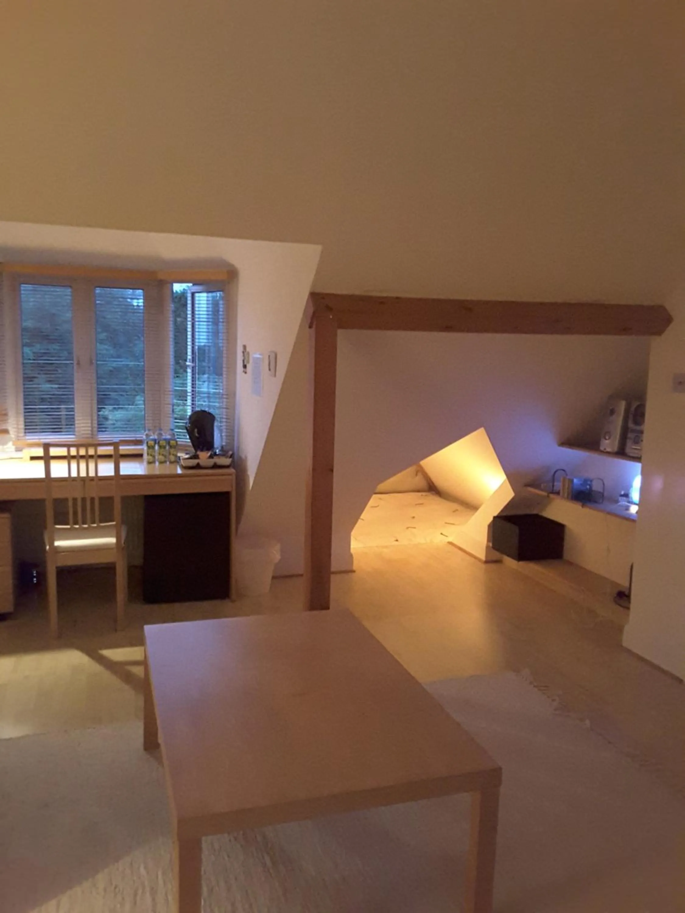 Photo of the whole room, Bed in Osterley Studio Room